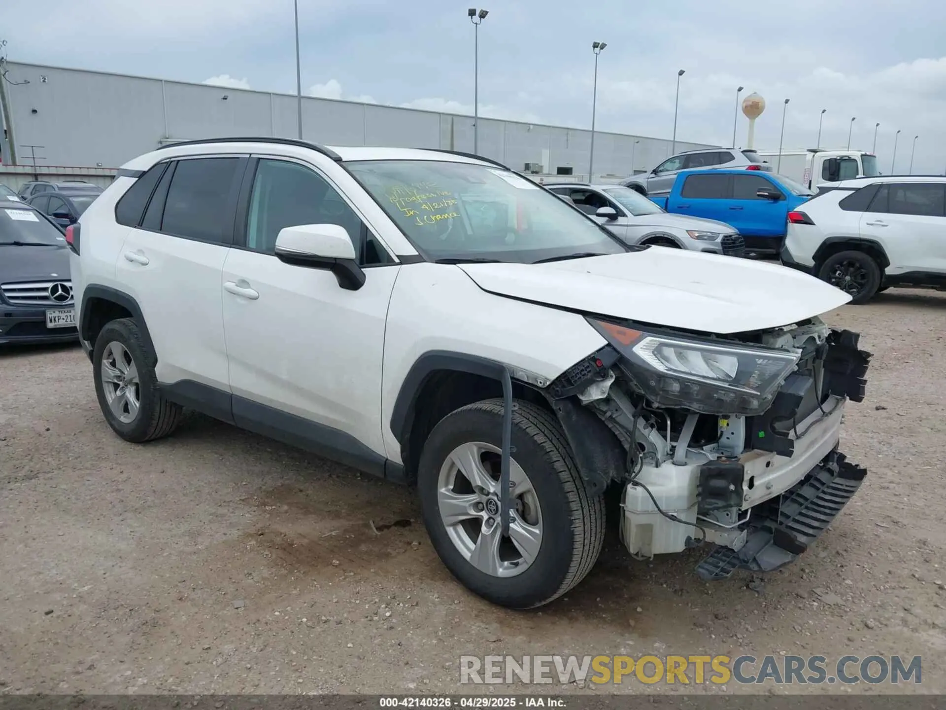 1 Photograph of a damaged car 2T3W1RFV9LW091901 TOYOTA RAV4 2020