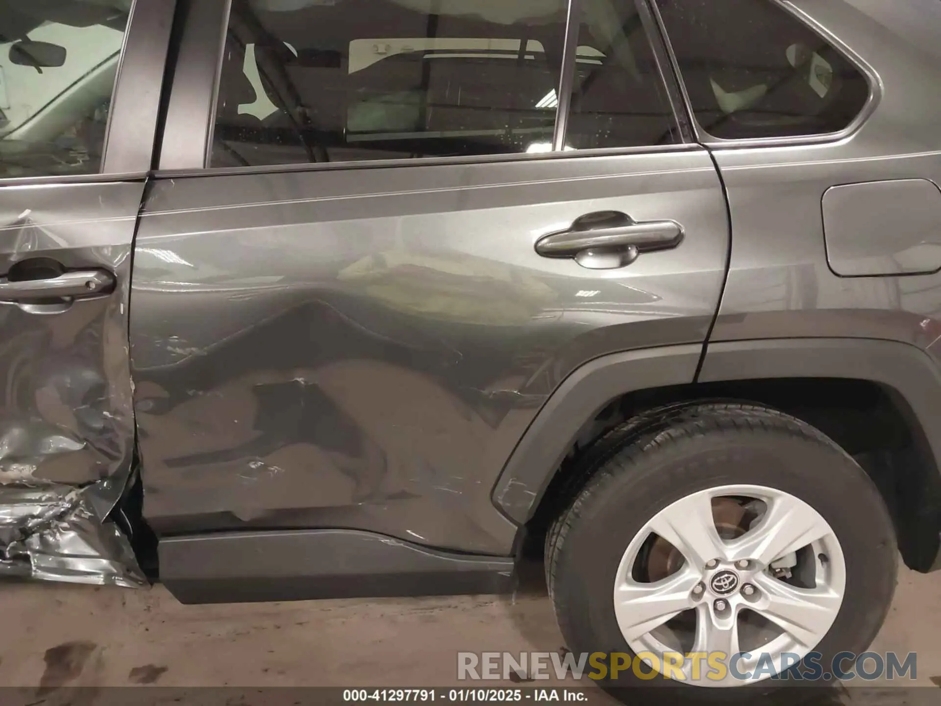 17 Photograph of a damaged car 2T3W1RFVXLC037931 TOYOTA RAV4 2020