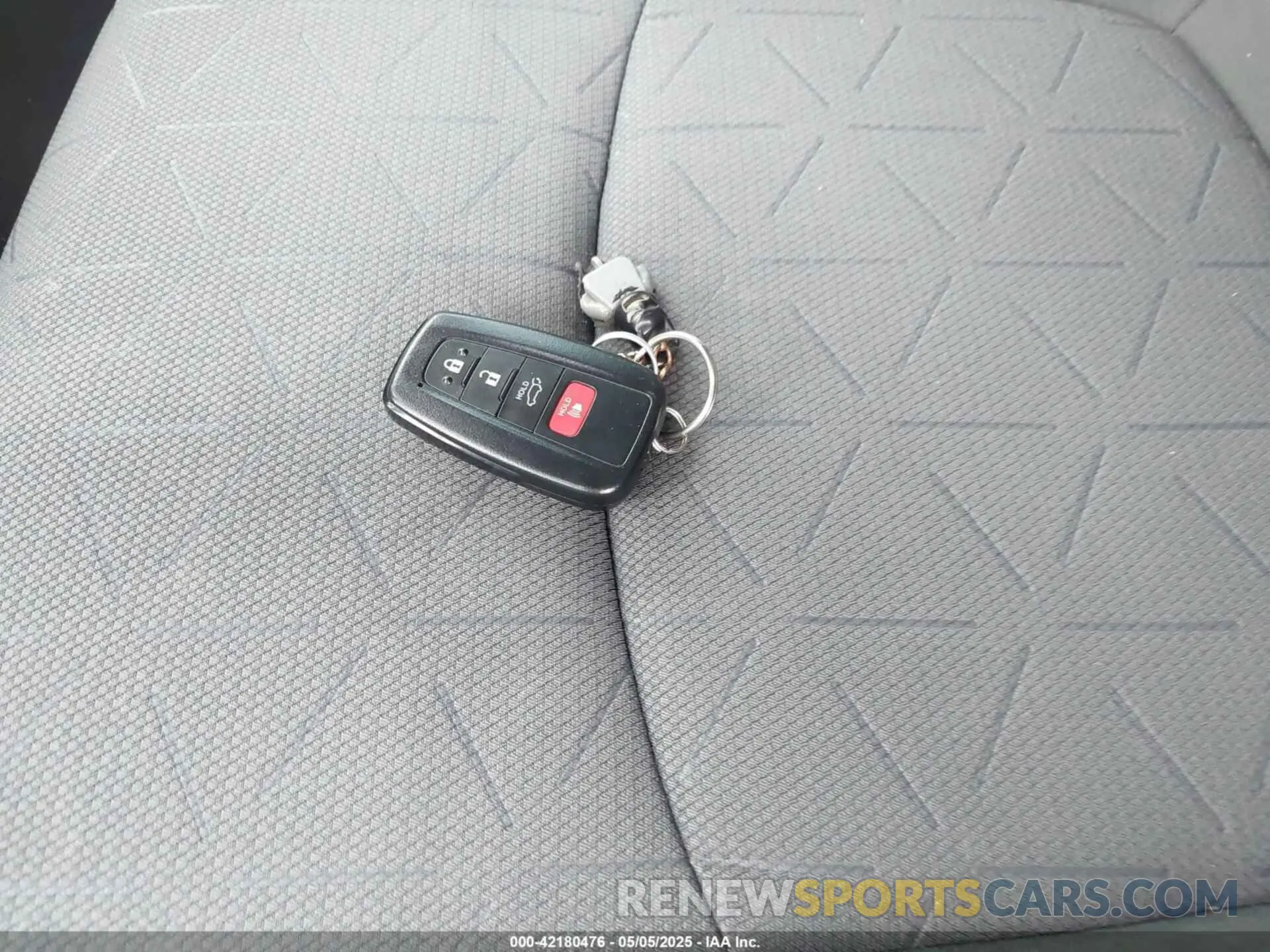 11 Photograph of a damaged car 2T3W1RFVXLW075433 TOYOTA RAV4 2020