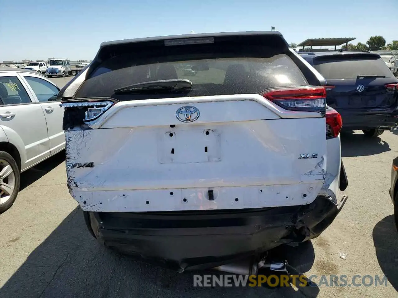 6 Photograph of a damaged car 2T3W1RFVXLW076047 TOYOTA RAV4 2020