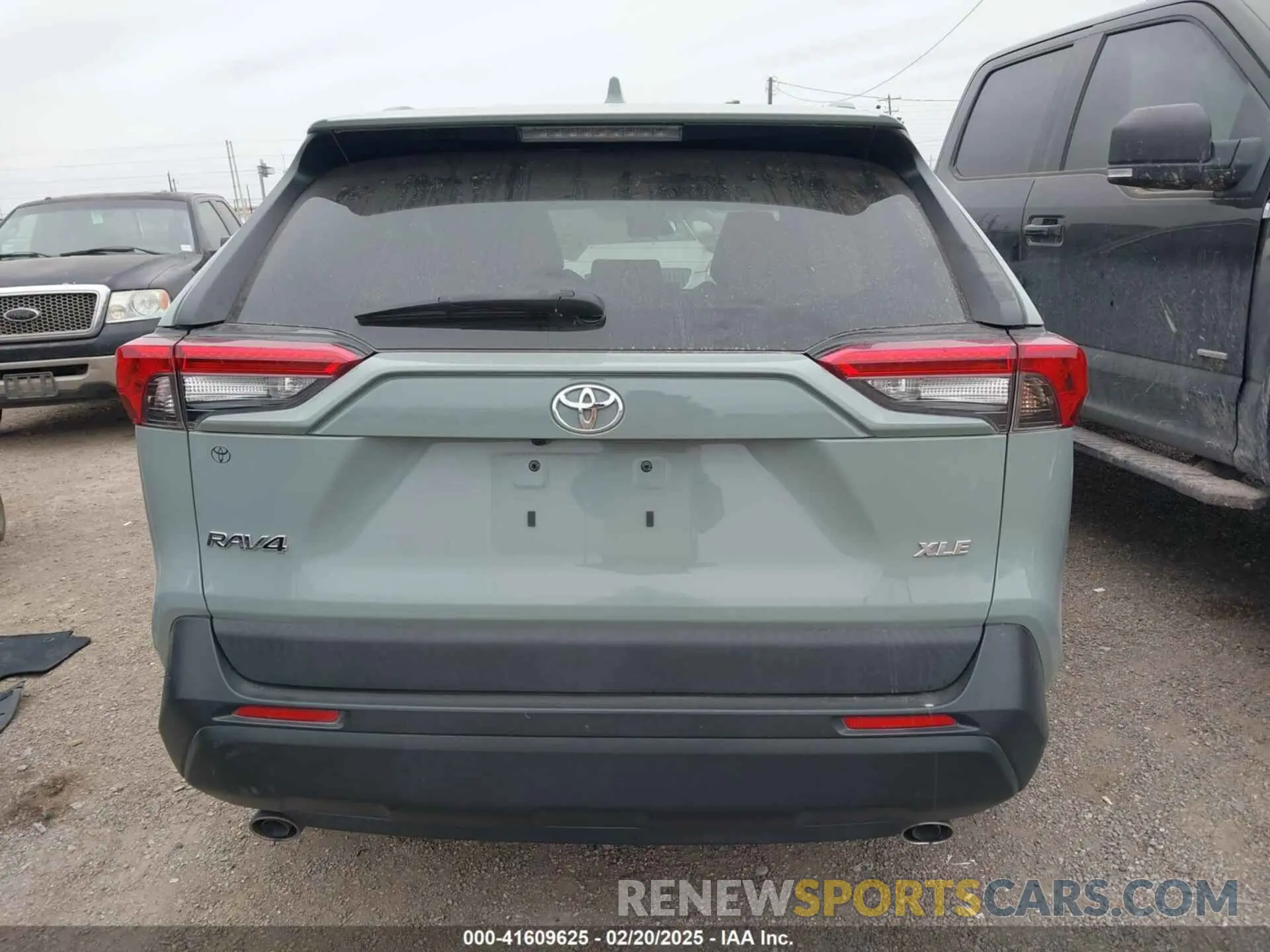 15 Photograph of a damaged car 2T3W1RFVXLW076954 TOYOTA RAV4 2020