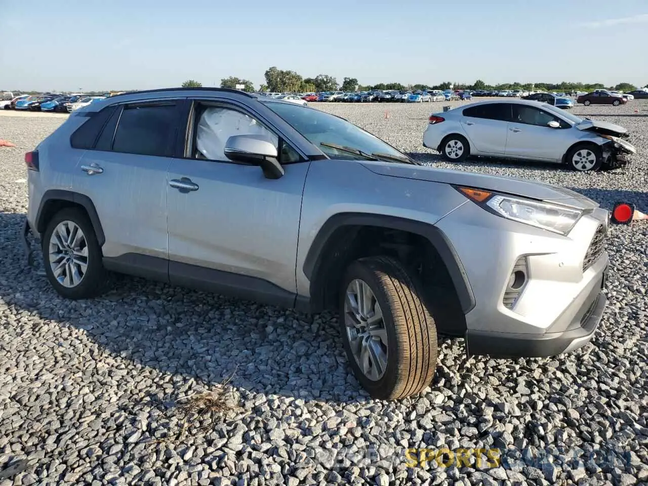 4 Photograph of a damaged car 2T3Y1RFV8LC079006 TOYOTA RAV4 2020