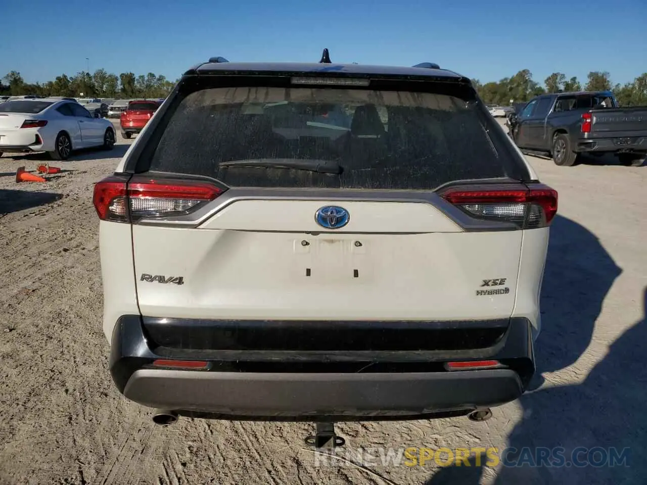 6 Photograph of a damaged car 4T3E6RFV1LU003646 TOYOTA RAV4 2020