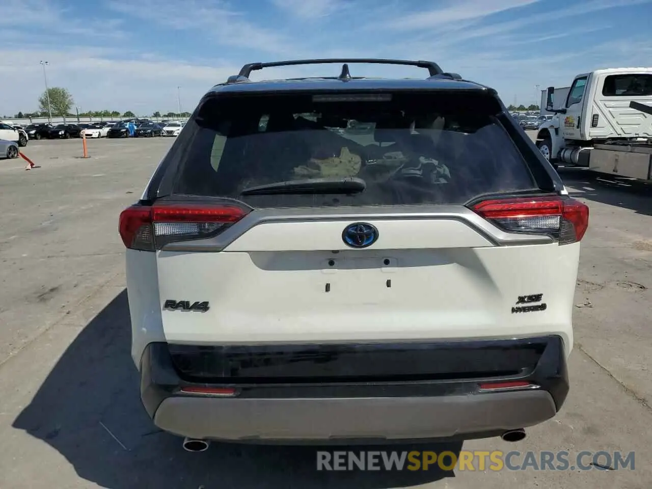 6 Photograph of a damaged car 4T3EWRFV5LU009319 TOYOTA RAV4 2020