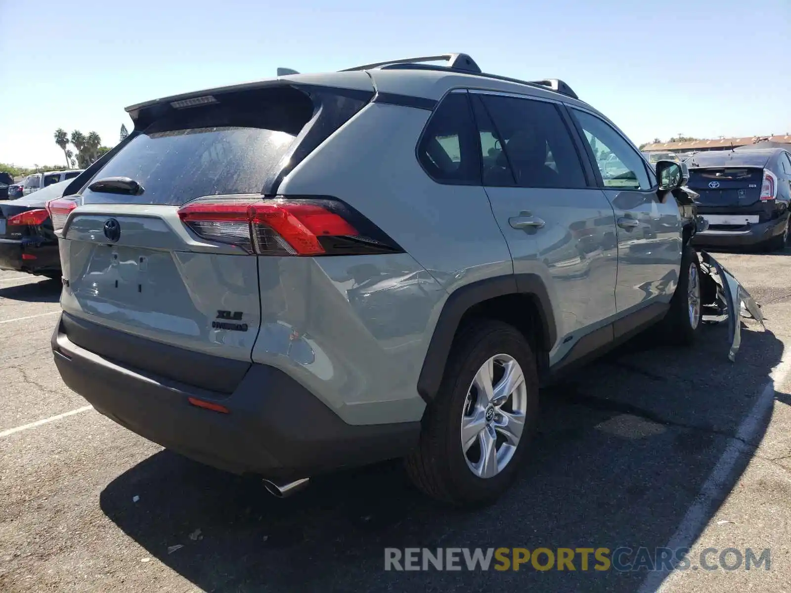 4 Photograph of a damaged car 4T3R6RFV0LU005213 TOYOTA RAV4 2020