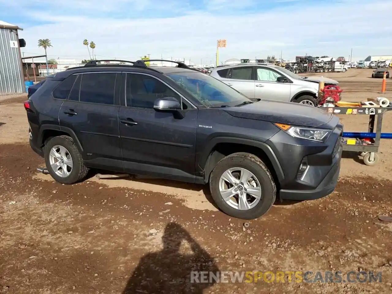 4 Photograph of a damaged car 4T3R6RFV8LU003810 TOYOTA RAV4 2020