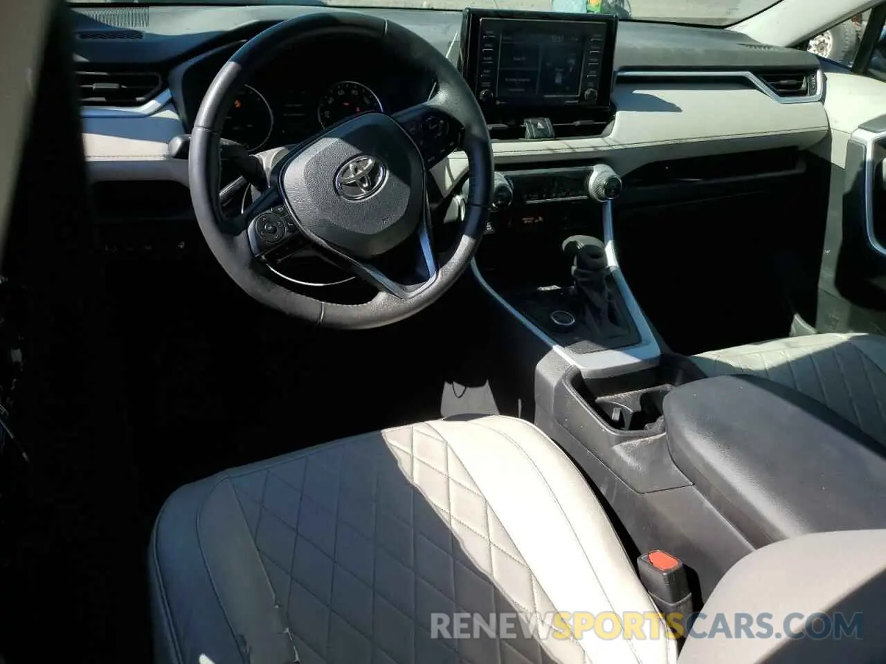 8 Photograph of a damaged car 4T3R6RFVXLU005199 TOYOTA RAV4 2020