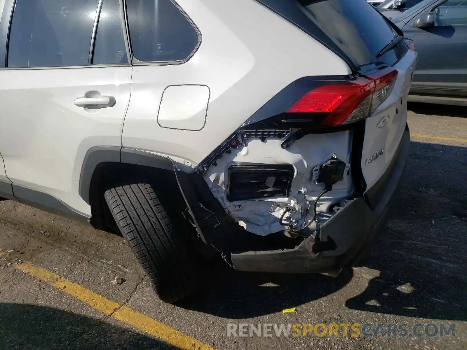 9 Photograph of a damaged car JTMC1RFV2LD520408 TOYOTA RAV4 2020