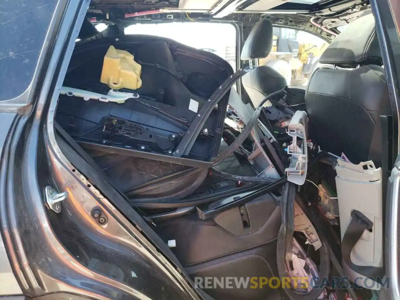 6 Photograph of a damaged car JTMC1RFV4LJ018968 TOYOTA RAV4 2020