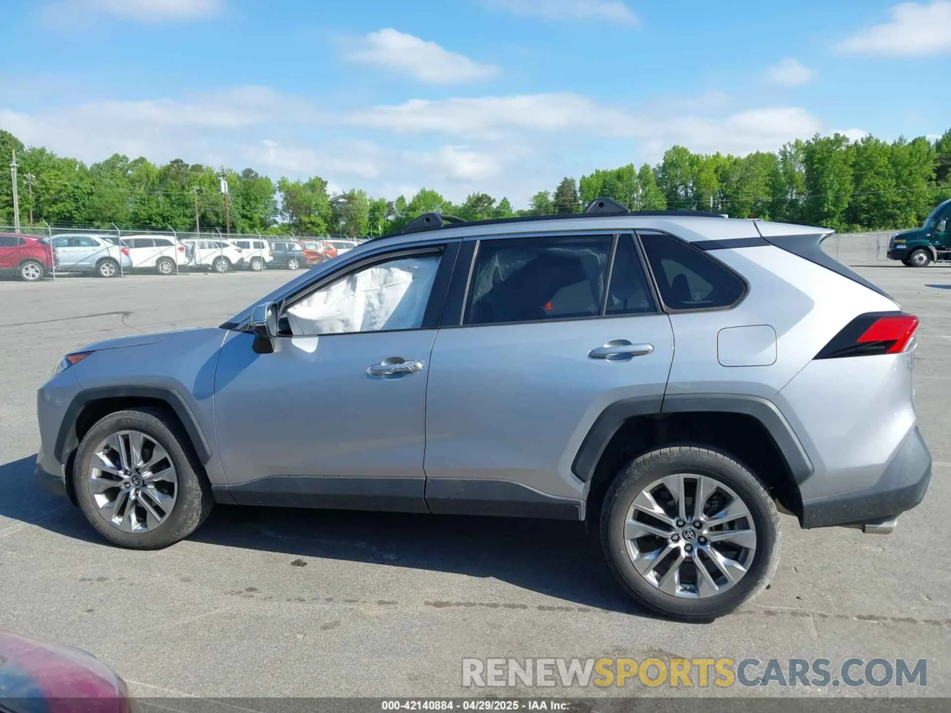14 Photograph of a damaged car JTMC1RFV5LD519088 TOYOTA RAV4 2020