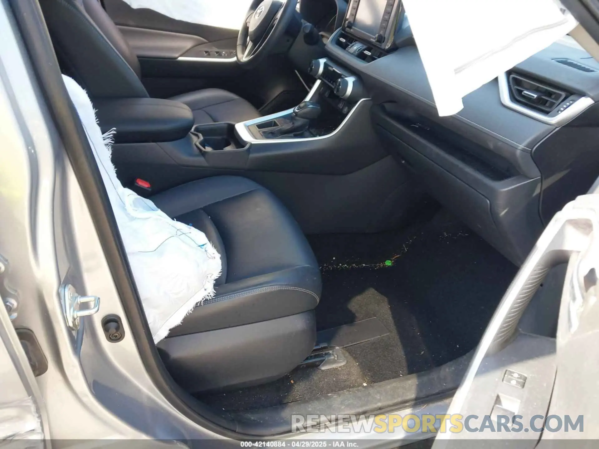 5 Photograph of a damaged car JTMC1RFV5LD519088 TOYOTA RAV4 2020