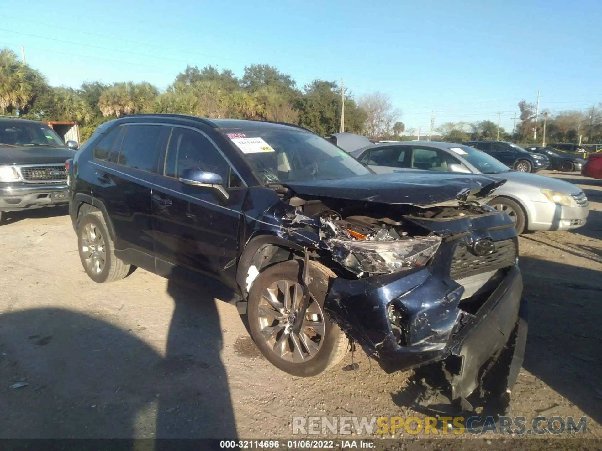 1 Photograph of a damaged car JTMC1RFV5LJ021068 TOYOTA RAV4 2020