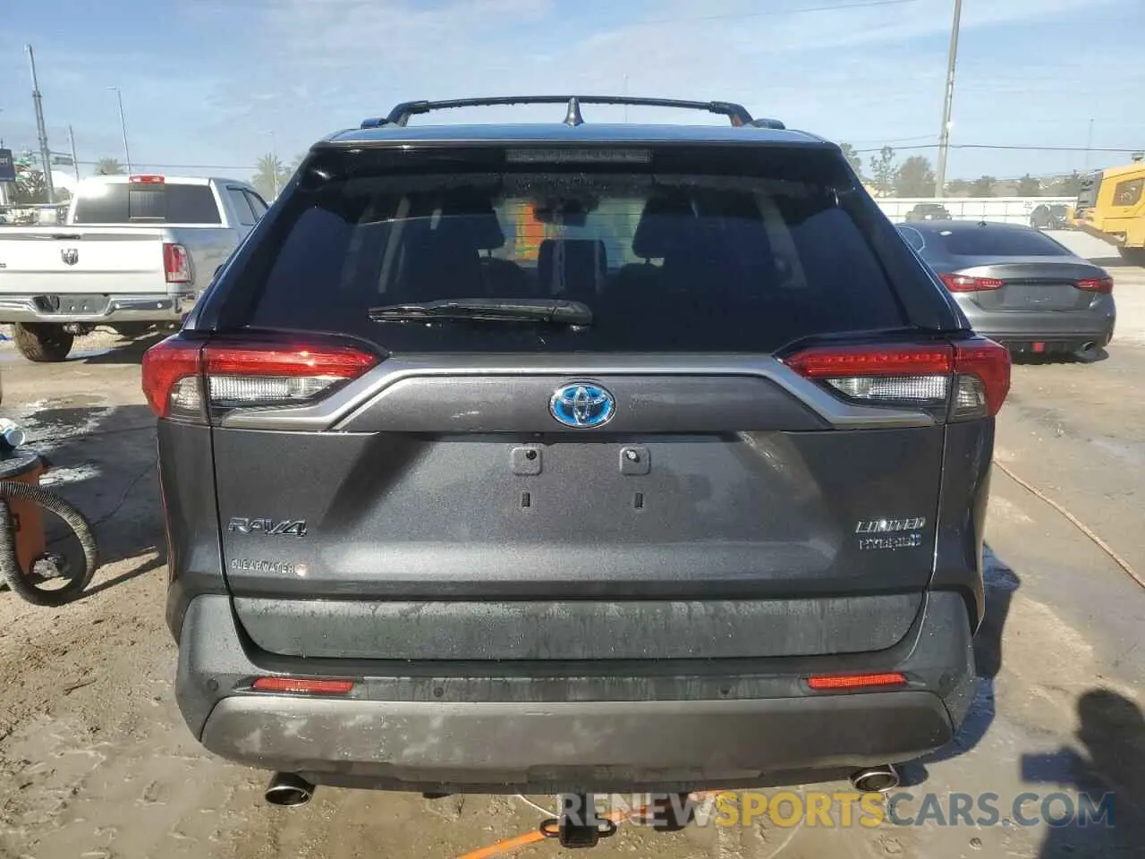 6 Photograph of a damaged car JTMDWRFV3LD069592 TOYOTA RAV4 2020