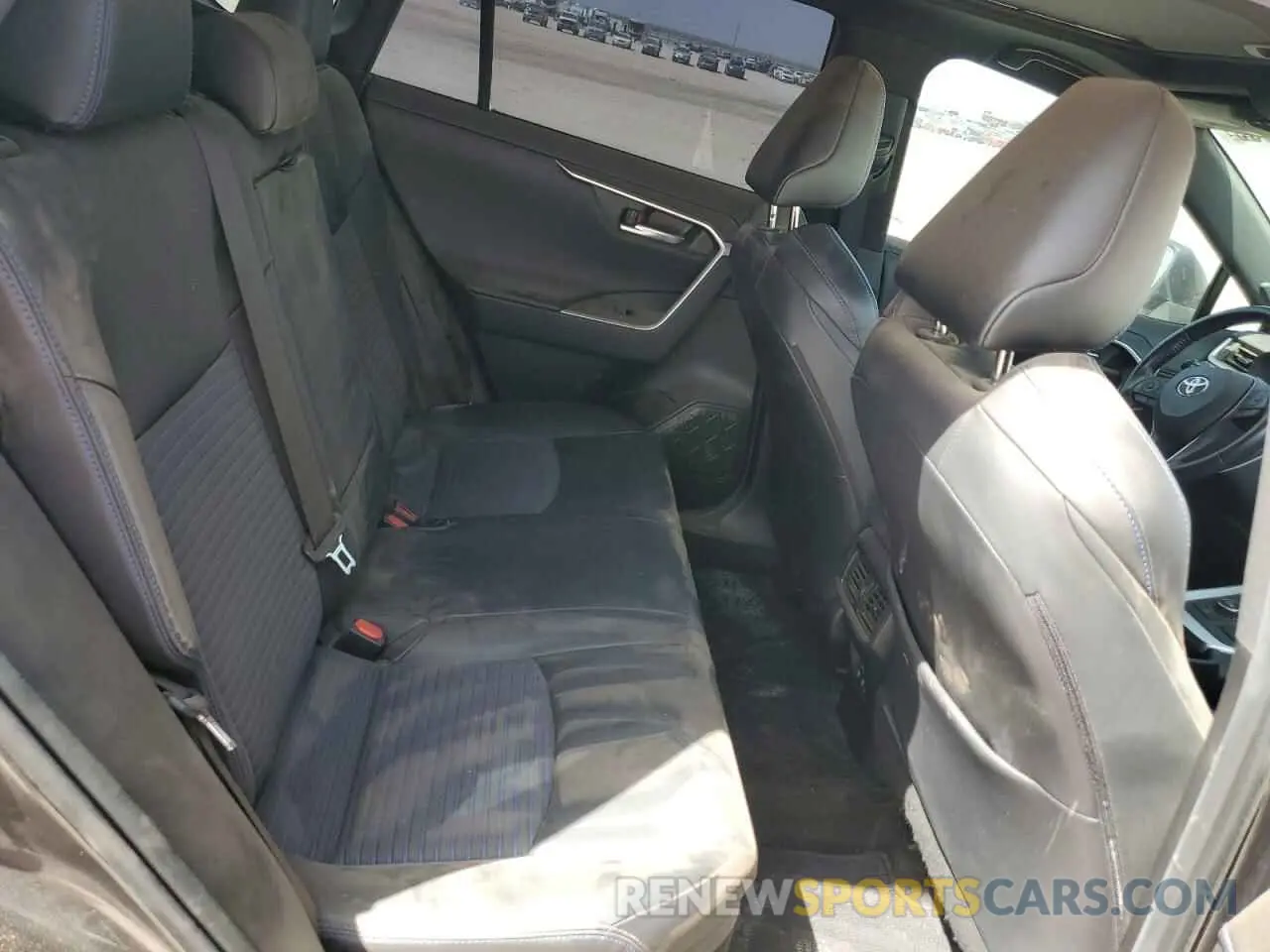 11 Photograph of a damaged car JTMEWRFV5LJ047244 TOYOTA RAV4 2020