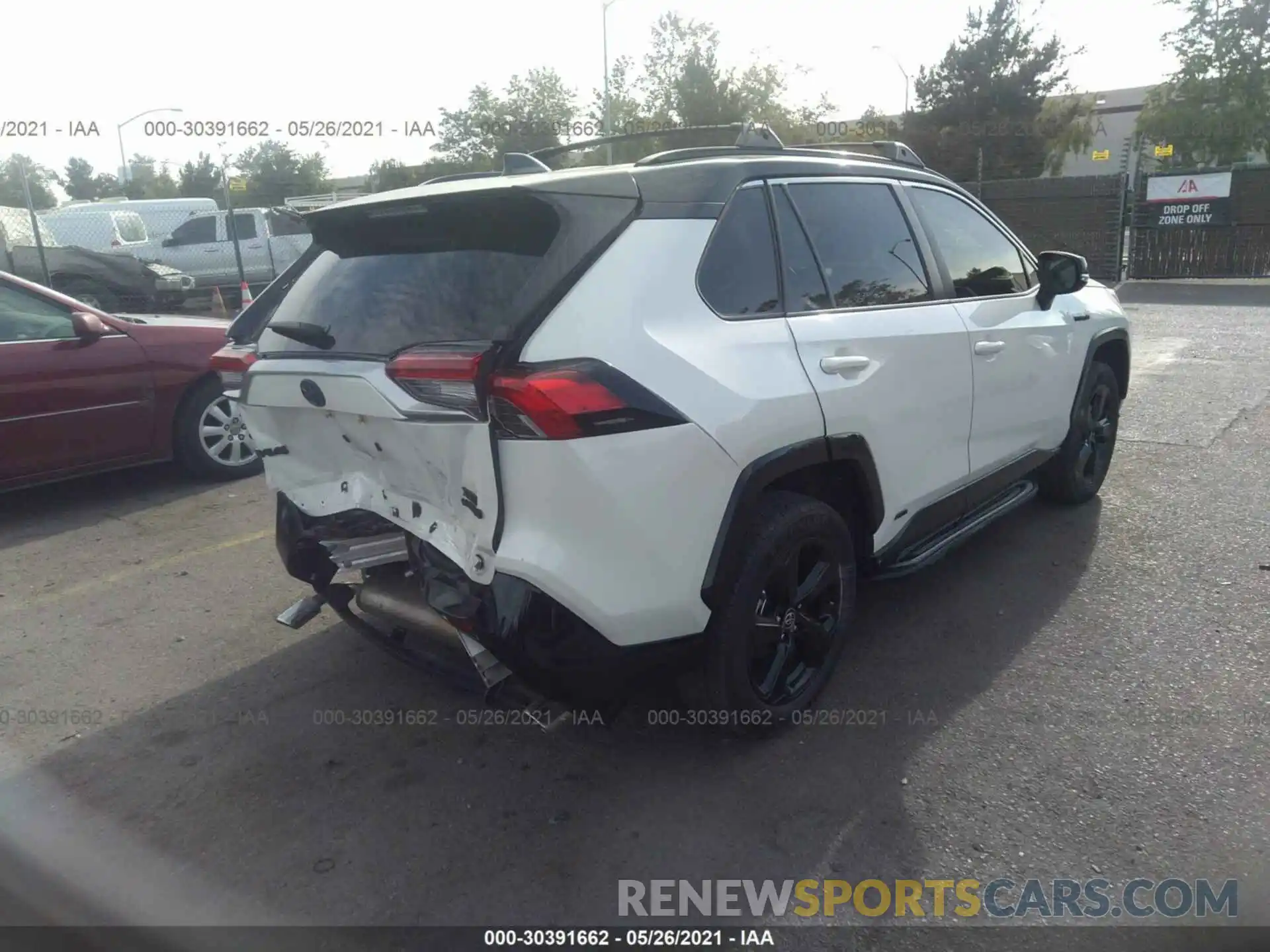 4 Photograph of a damaged car JTMEWRFV6LJ036947 TOYOTA RAV4 2020