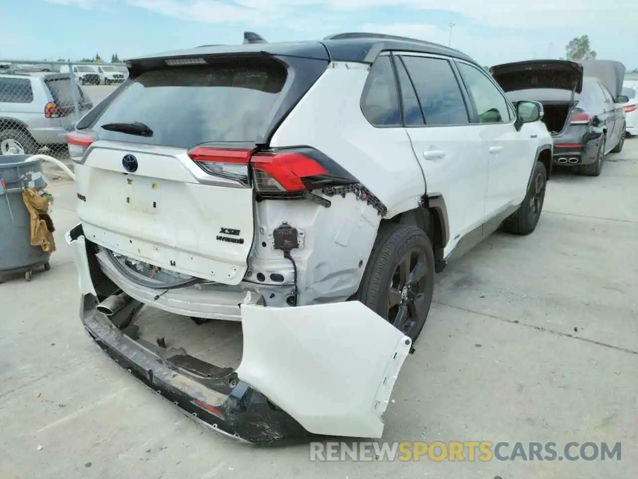 4 Photograph of a damaged car JTMEWRFV9LJ046971 TOYOTA RAV4 2020