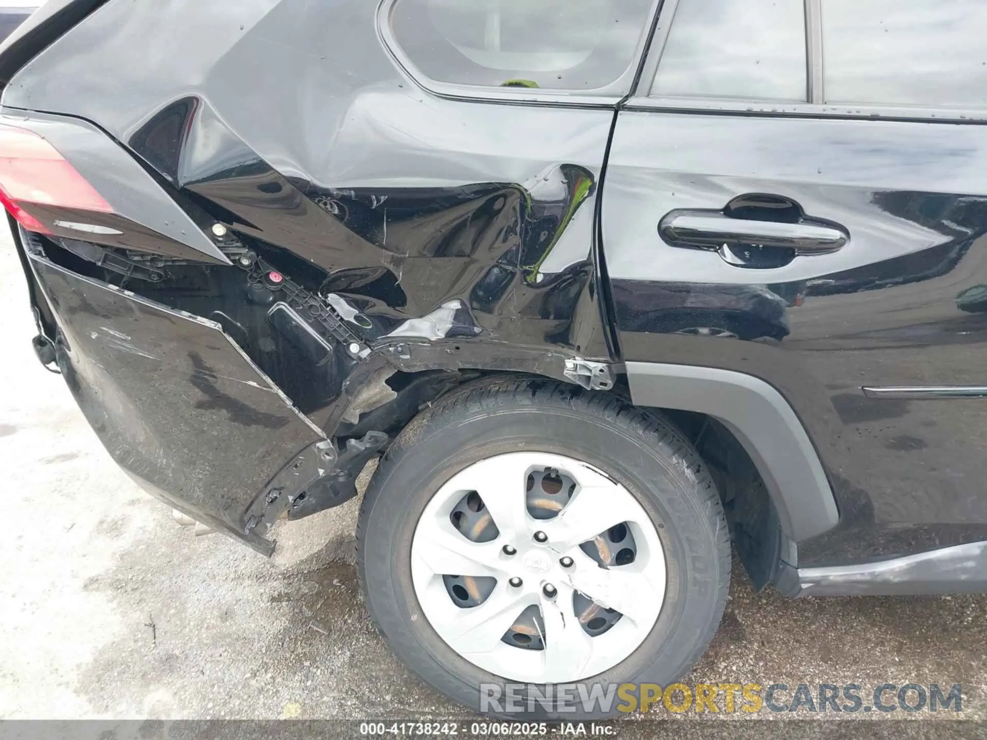6 Photograph of a damaged car JTMF1RFV1LD064656 TOYOTA RAV4 2020