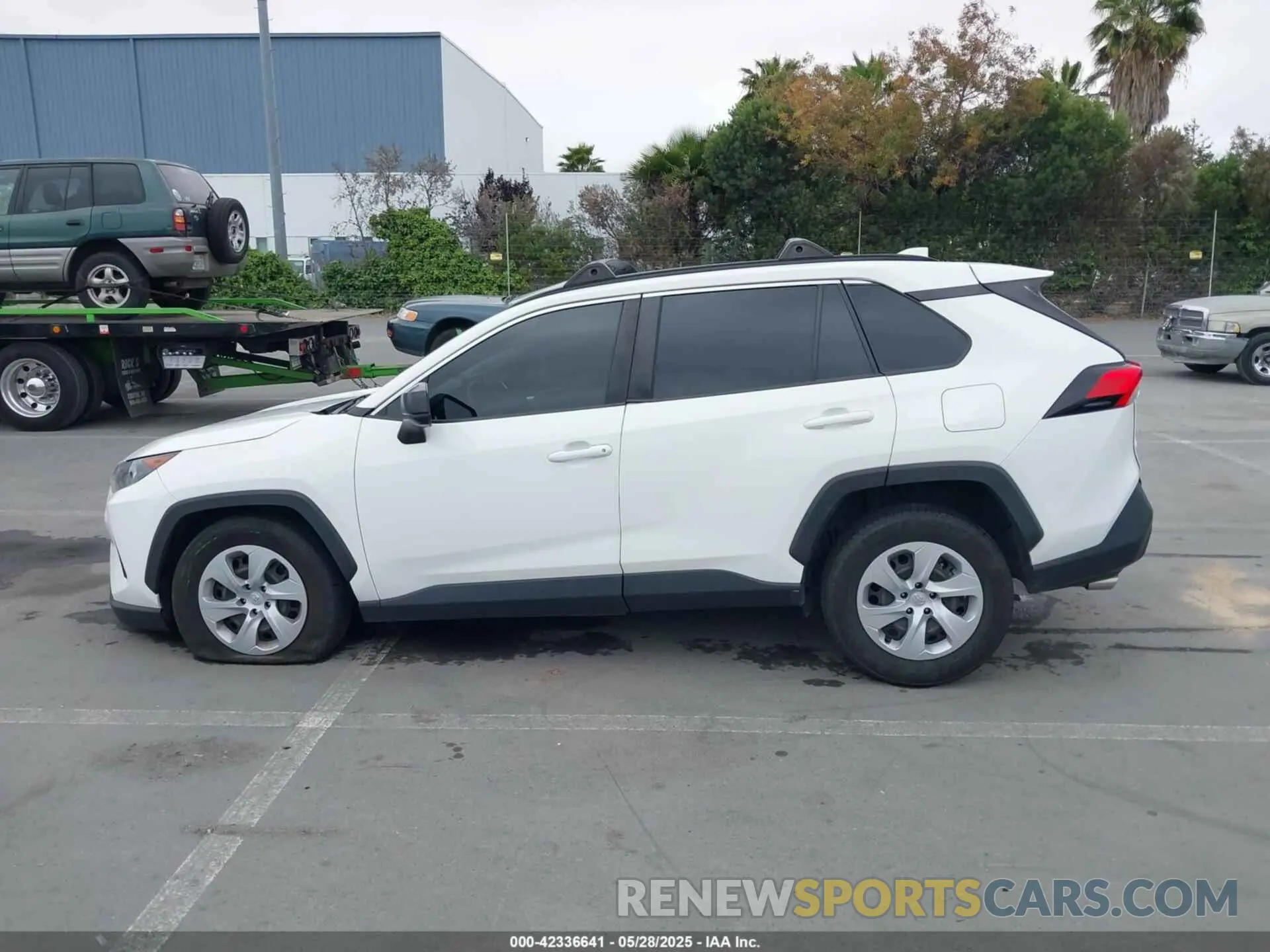 15 Photograph of a damaged car JTMH1RFV0LD053804 TOYOTA RAV4 2020