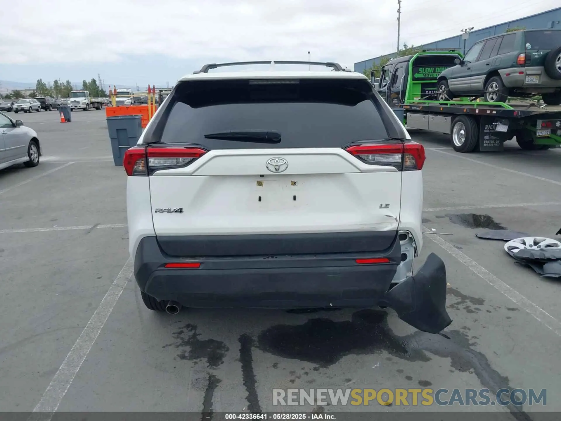 17 Photograph of a damaged car JTMH1RFV0LD053804 TOYOTA RAV4 2020