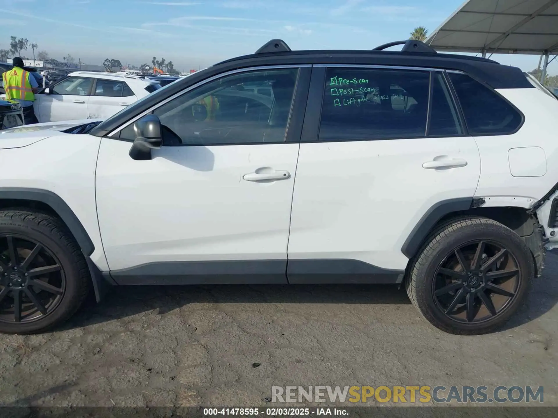 15 Photograph of a damaged car JTMH1RFV1LD048496 TOYOTA RAV4 2020
