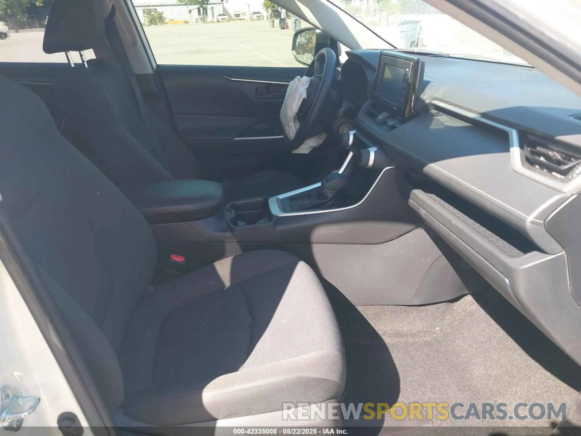 5 Photograph of a damaged car JTMH1RFV2LD057255 TOYOTA RAV4 2020