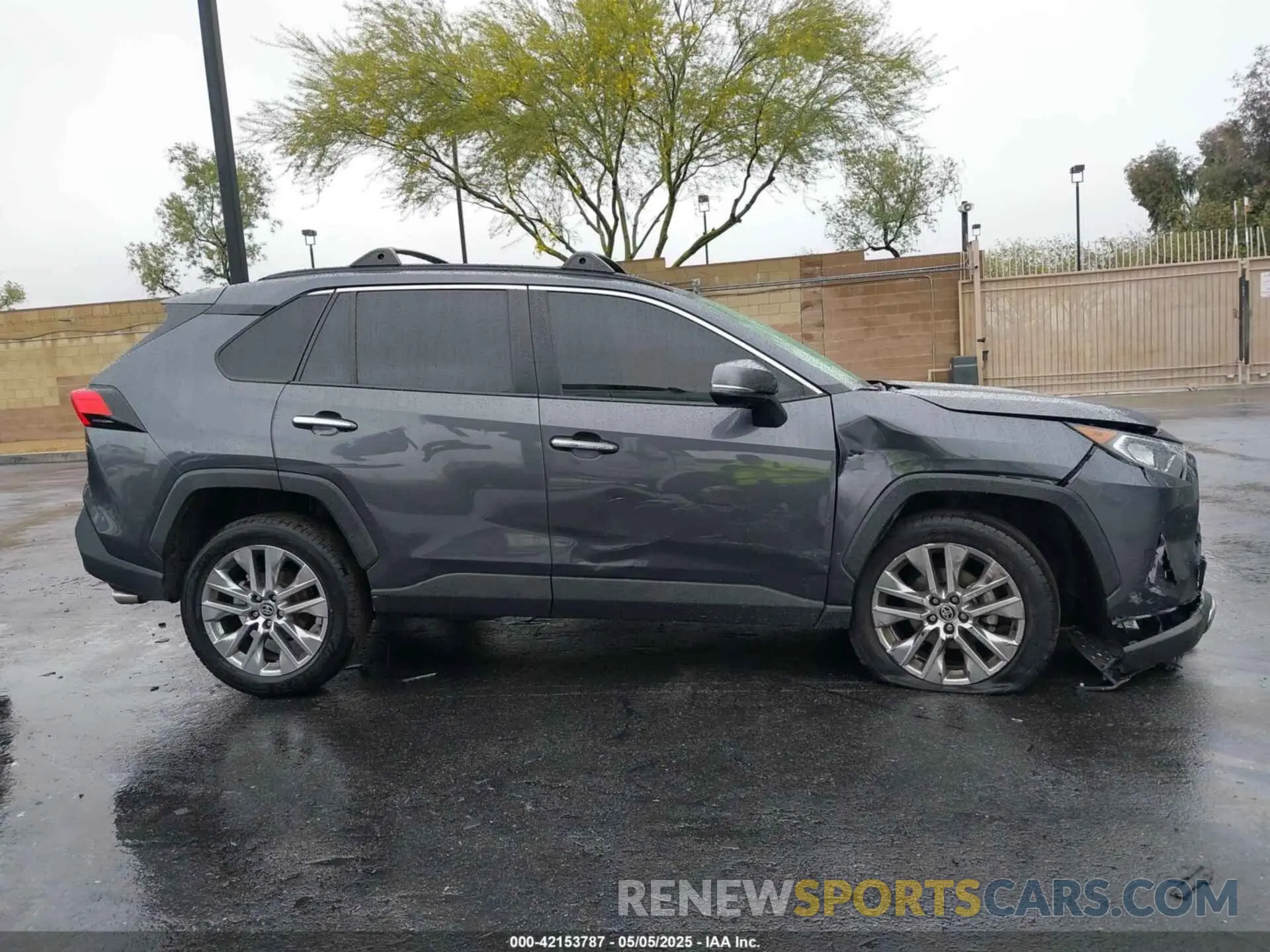 13 Photograph of a damaged car JTMN1RFV4LD065845 TOYOTA RAV4 2020