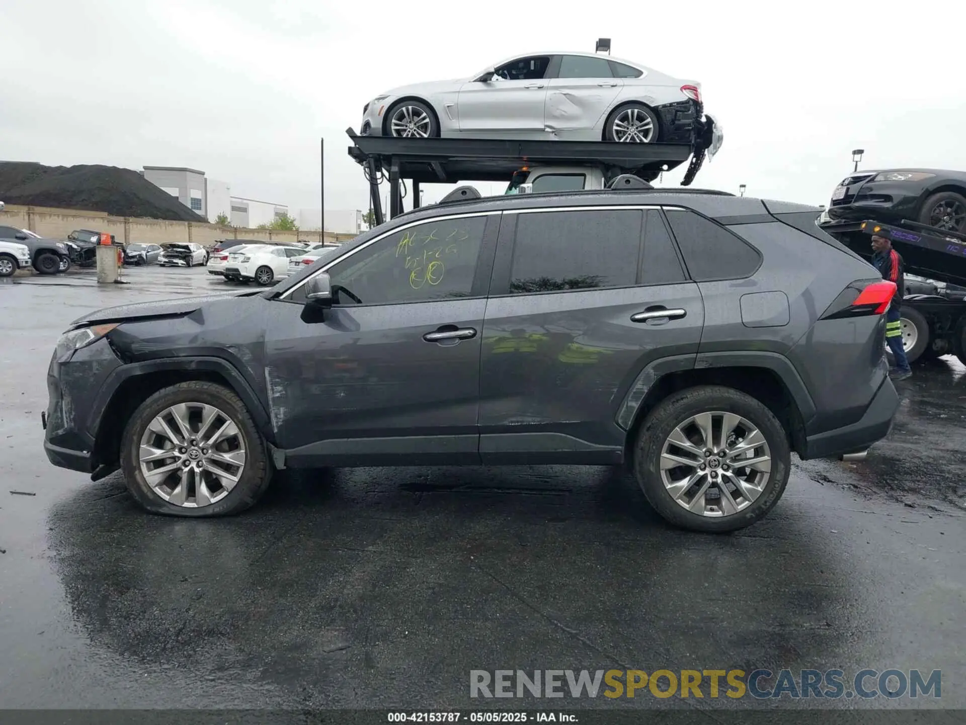 14 Photograph of a damaged car JTMN1RFV4LD065845 TOYOTA RAV4 2020