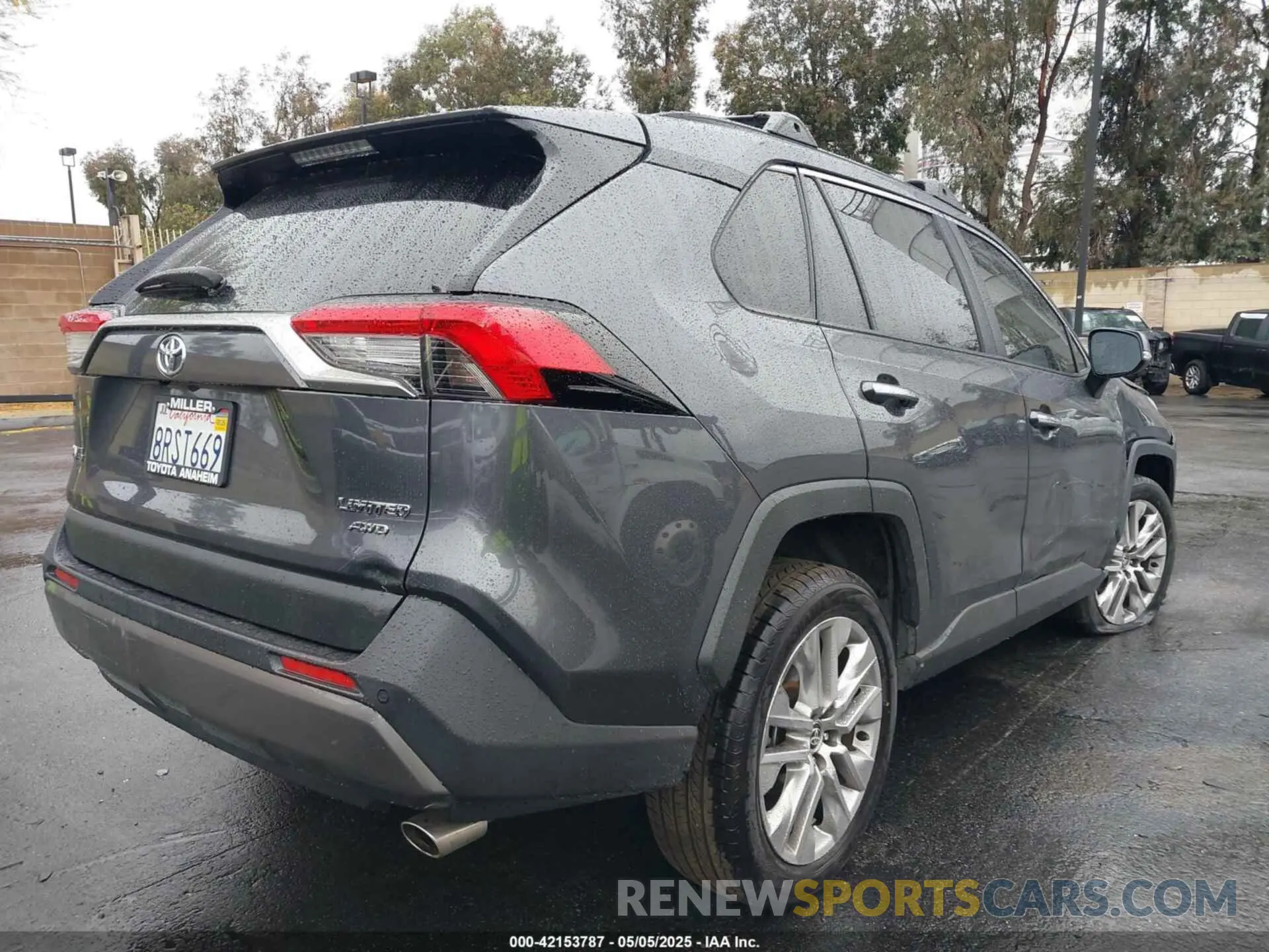 4 Photograph of a damaged car JTMN1RFV4LD065845 TOYOTA RAV4 2020