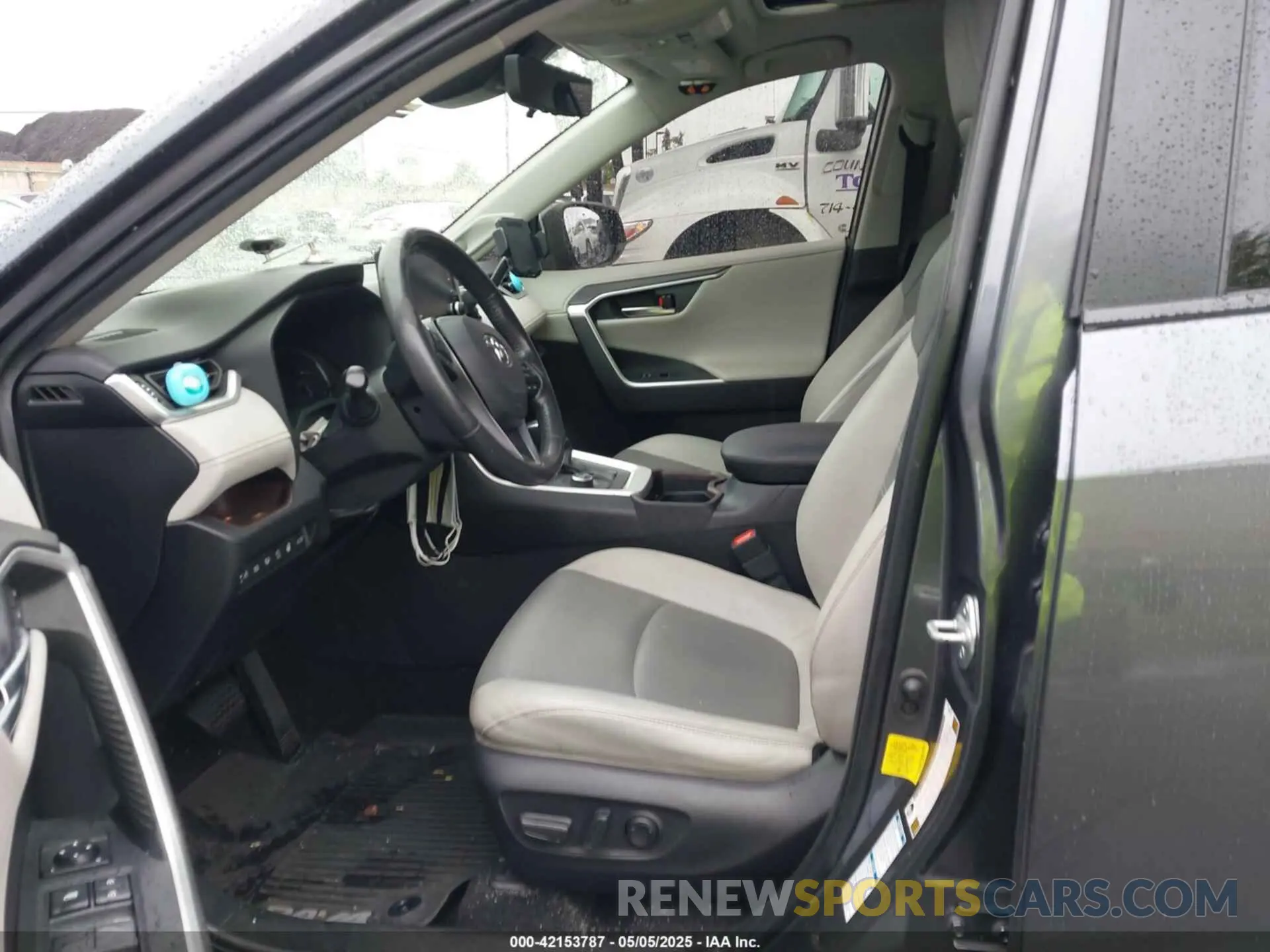 5 Photograph of a damaged car JTMN1RFV4LD065845 TOYOTA RAV4 2020