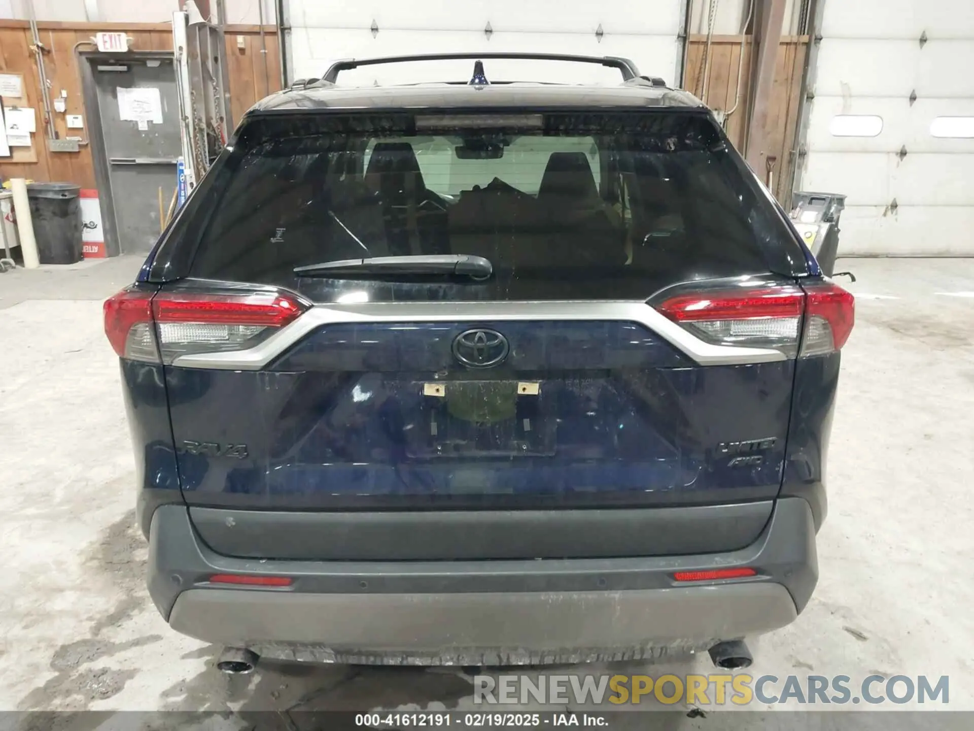 17 Photograph of a damaged car JTMN1RFV6LJ038969 TOYOTA RAV4 2020