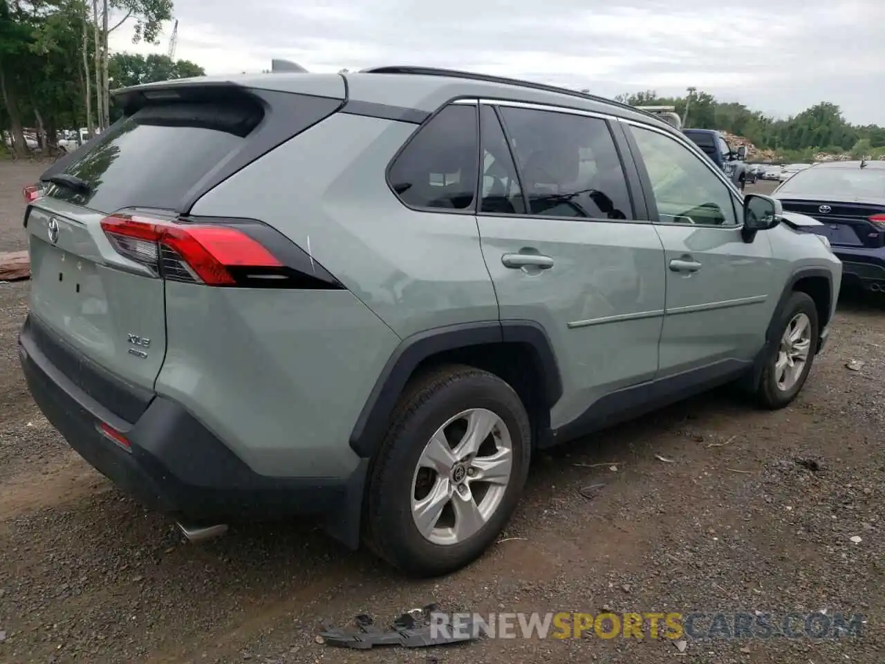 4 Photograph of a damaged car JTMP1RFV0LD047903 TOYOTA RAV4 2020