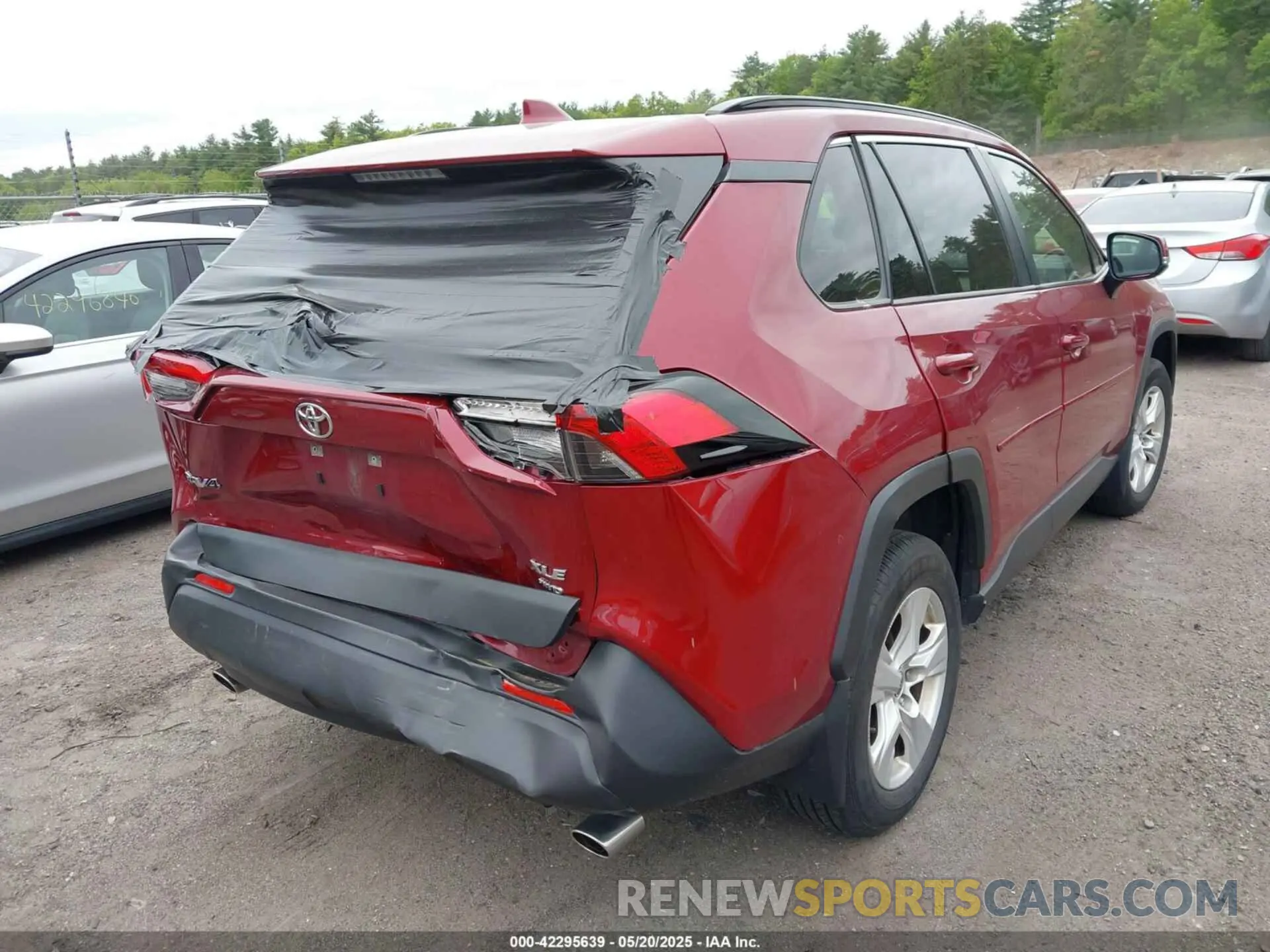 4 Photograph of a damaged car JTMP1RFV0LD529822 TOYOTA RAV4 2020