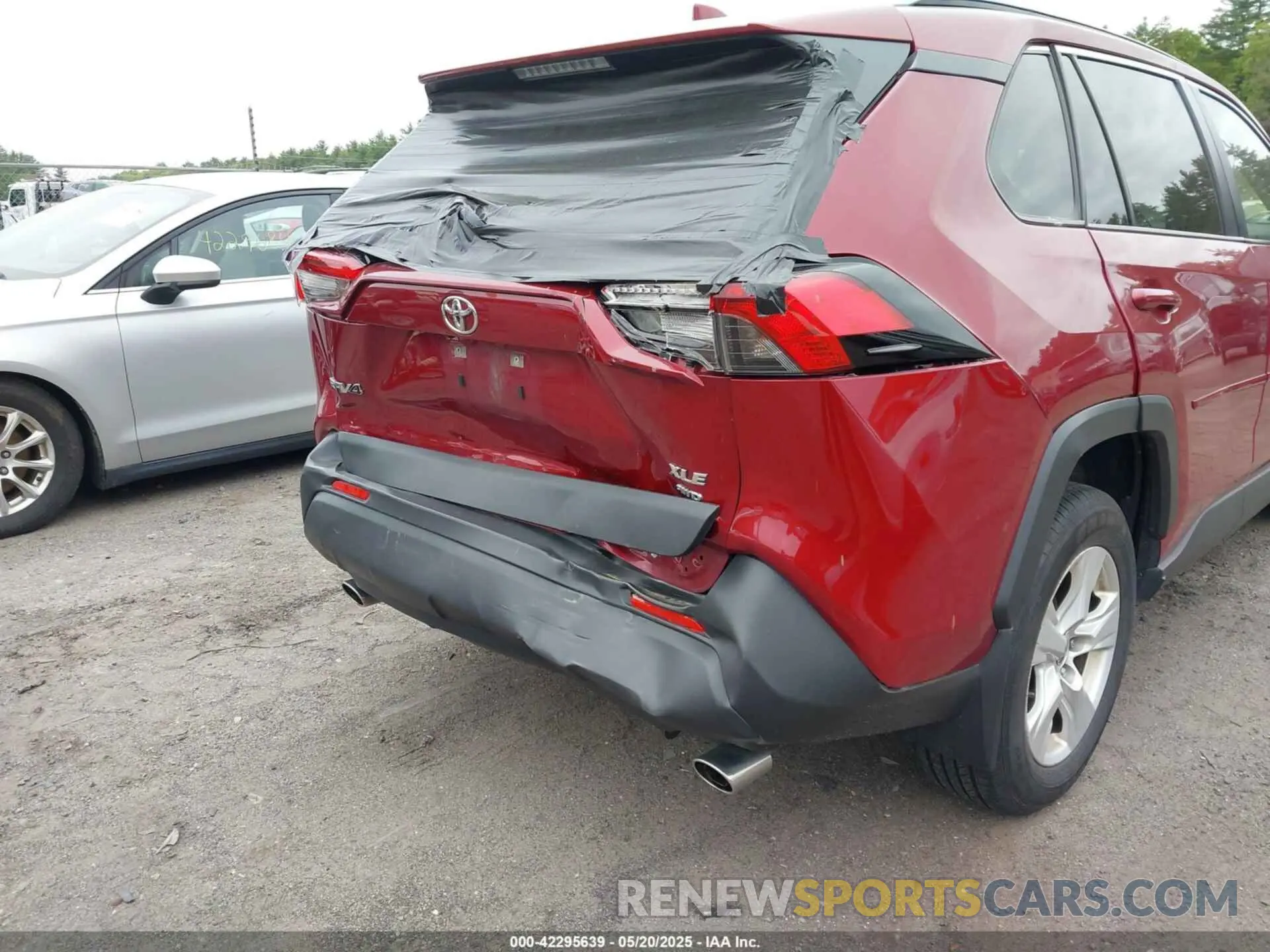 6 Photograph of a damaged car JTMP1RFV0LD529822 TOYOTA RAV4 2020