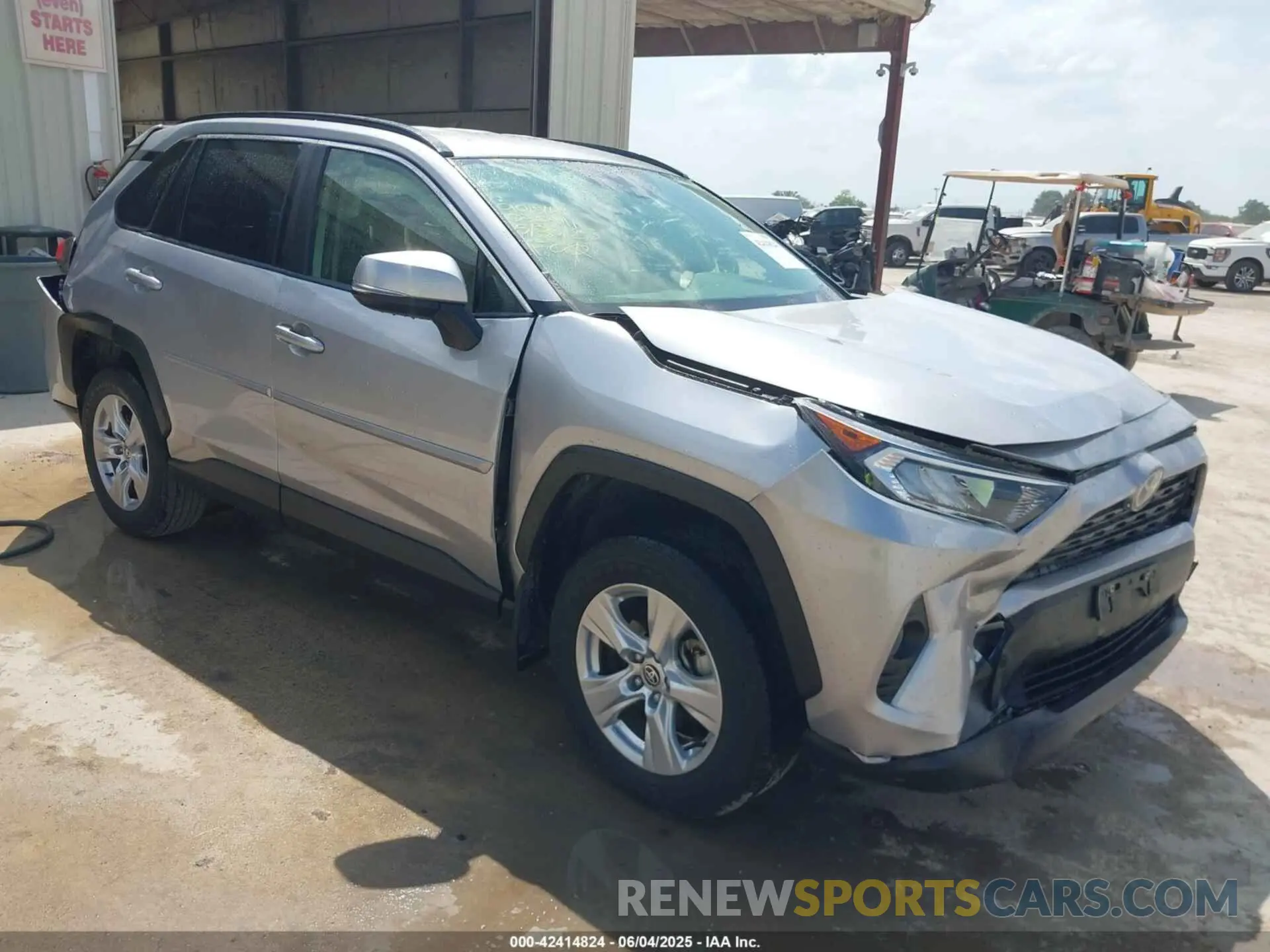 1 Photograph of a damaged car JTMP1RFV0LJ030911 TOYOTA RAV4 2020