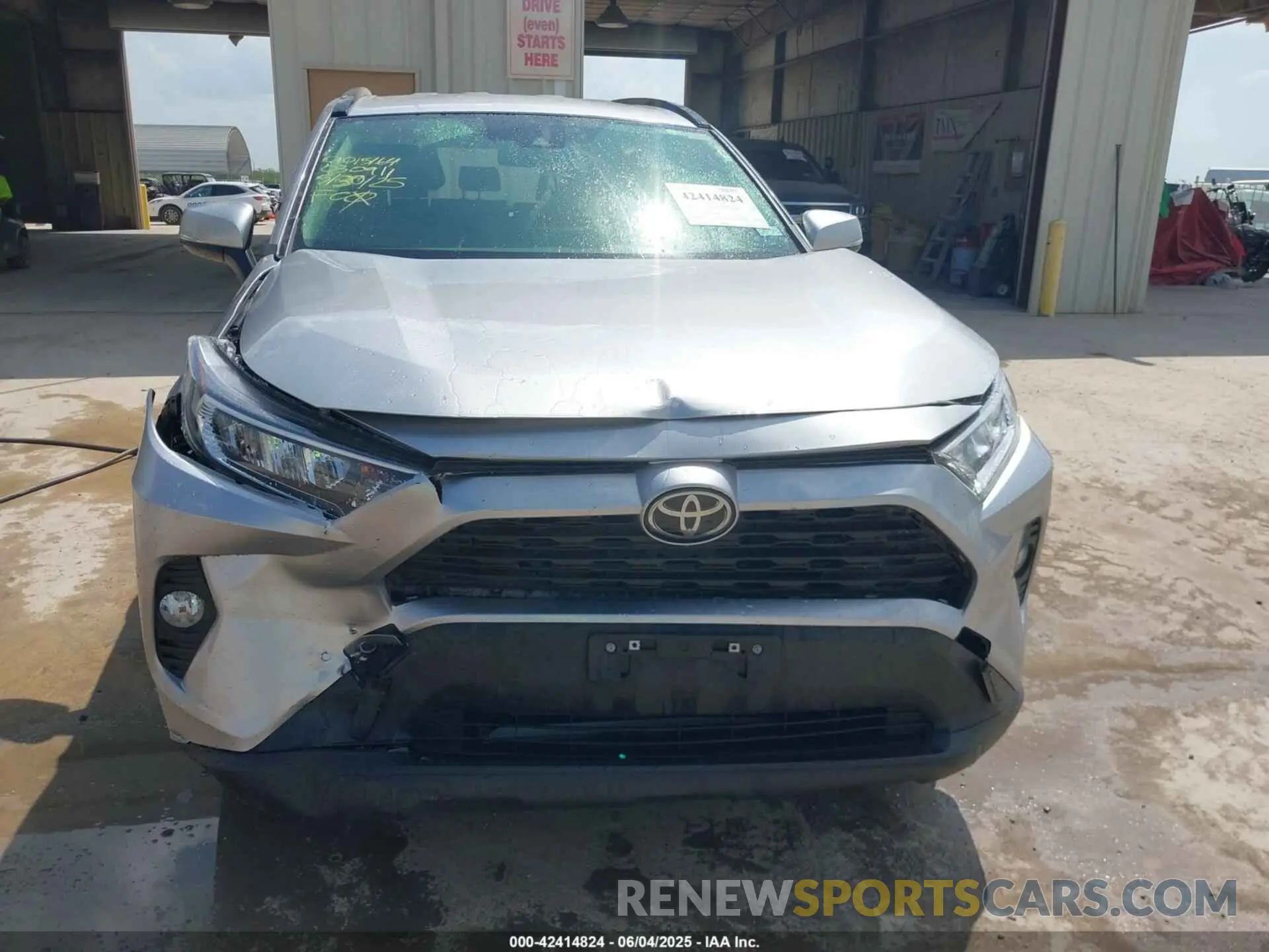 12 Photograph of a damaged car JTMP1RFV0LJ030911 TOYOTA RAV4 2020