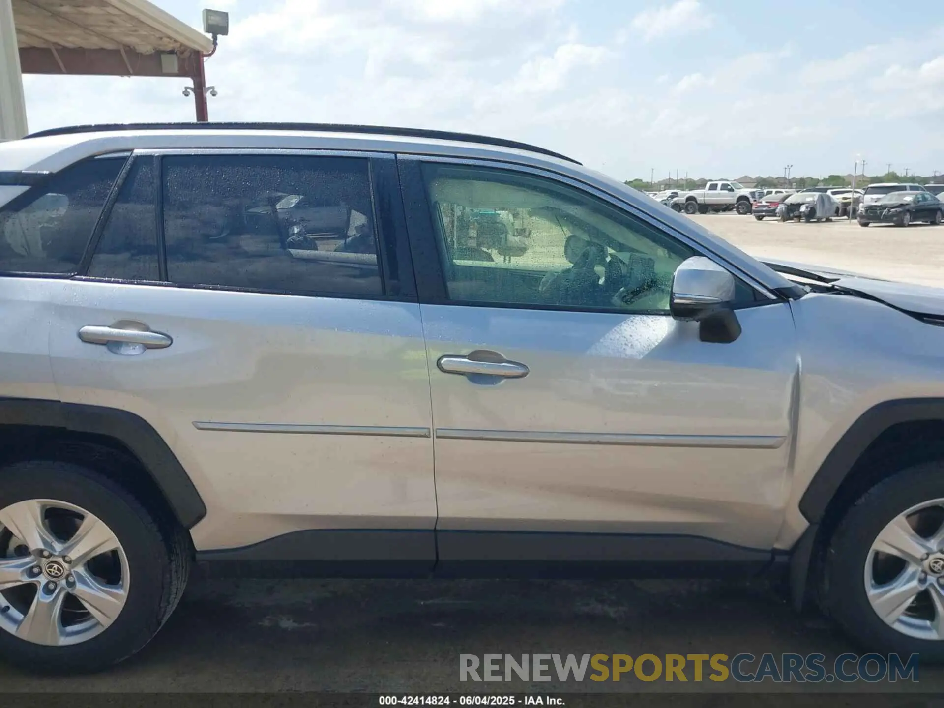 13 Photograph of a damaged car JTMP1RFV0LJ030911 TOYOTA RAV4 2020