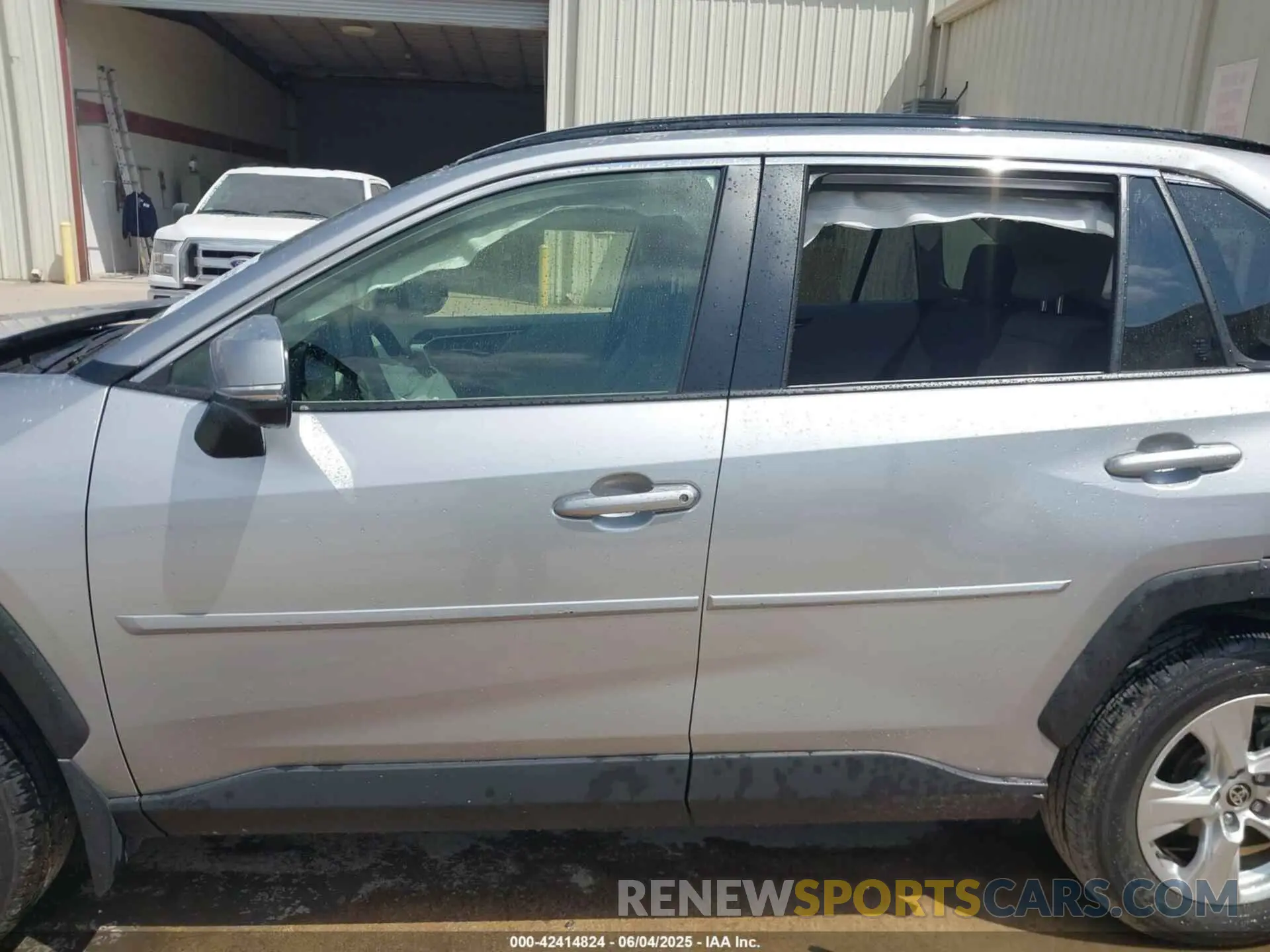 14 Photograph of a damaged car JTMP1RFV0LJ030911 TOYOTA RAV4 2020