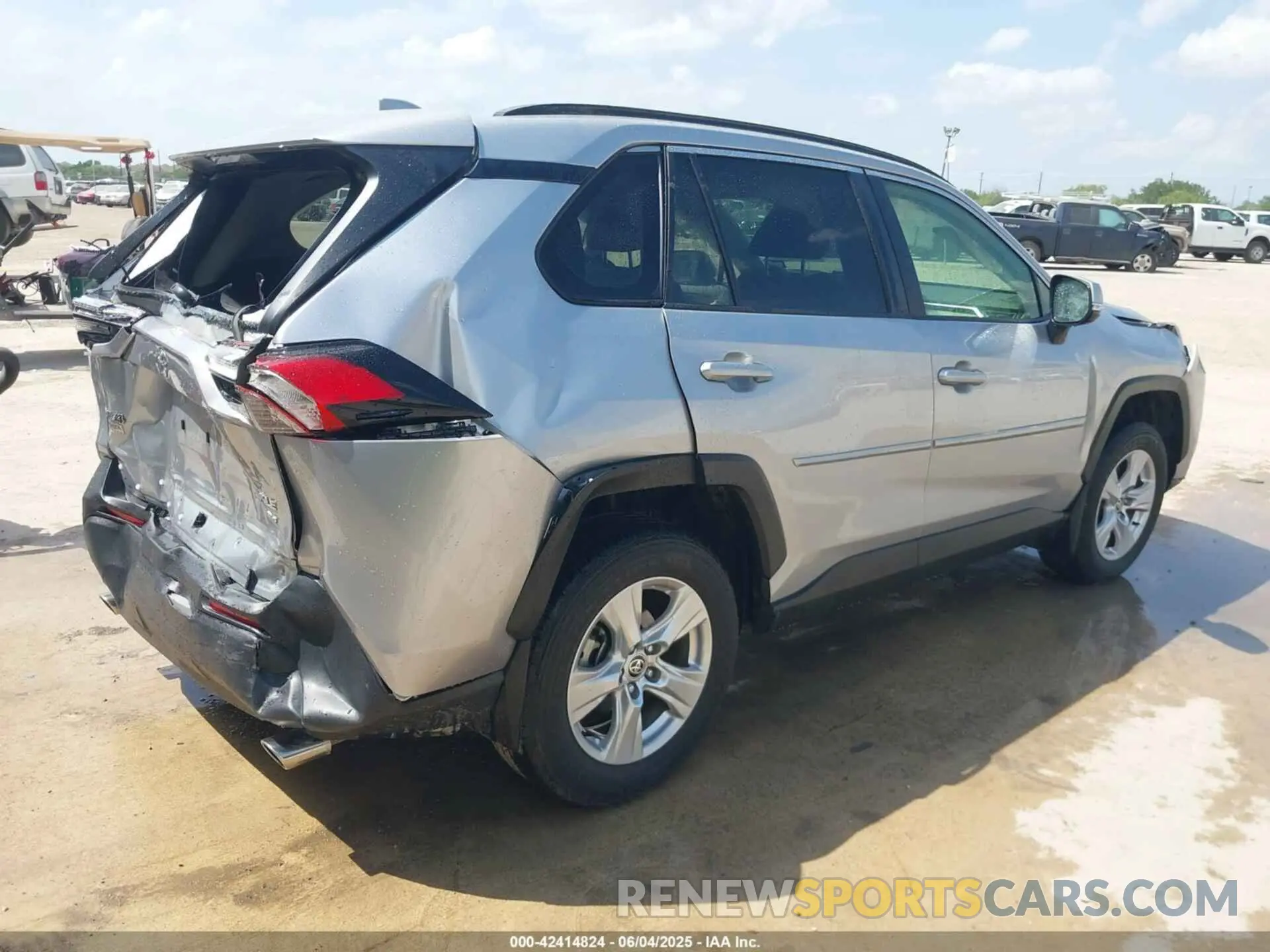 4 Photograph of a damaged car JTMP1RFV0LJ030911 TOYOTA RAV4 2020