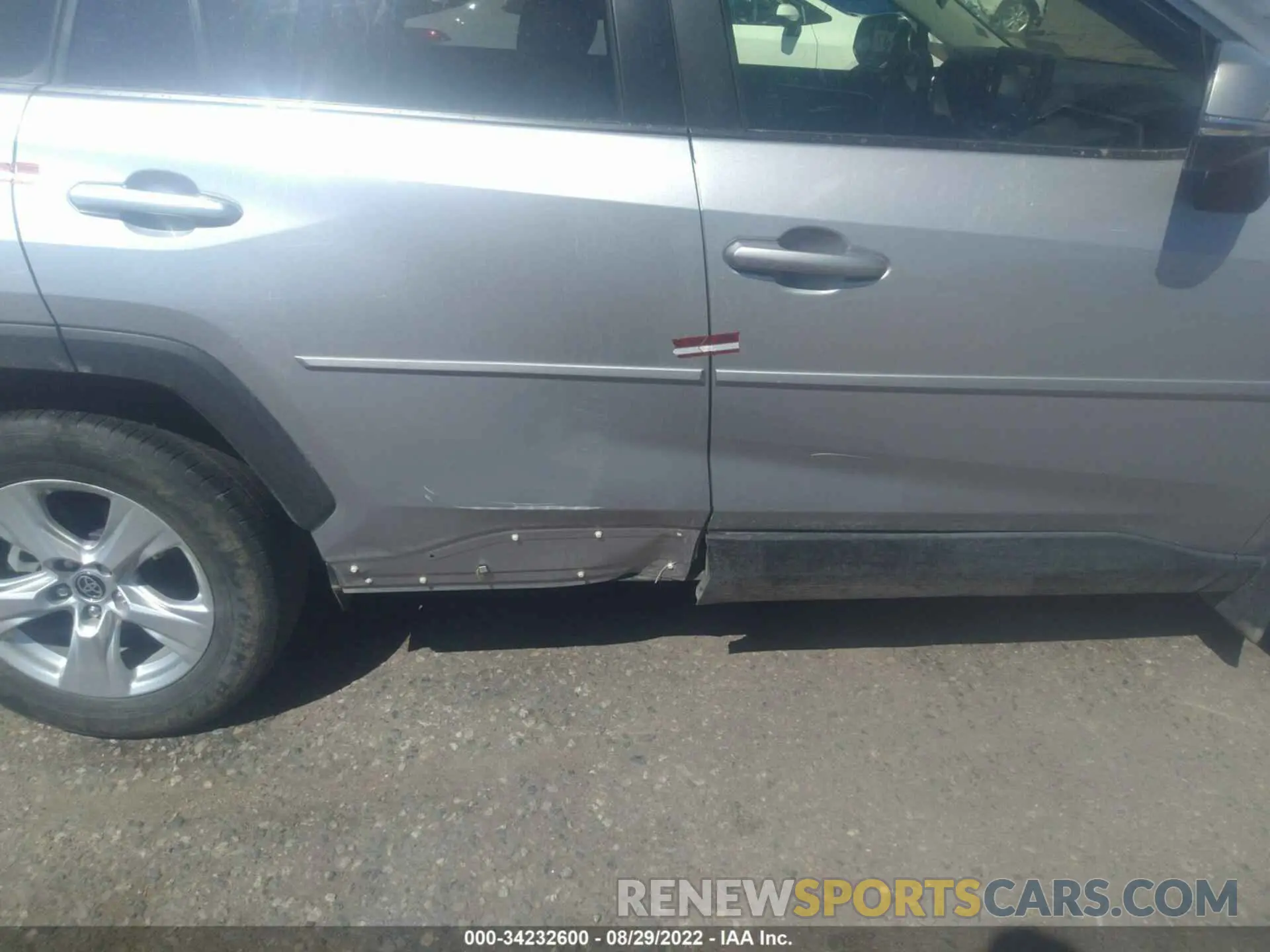 6 Photograph of a damaged car JTMP1RFV4LJ027249 TOYOTA RAV4 2020