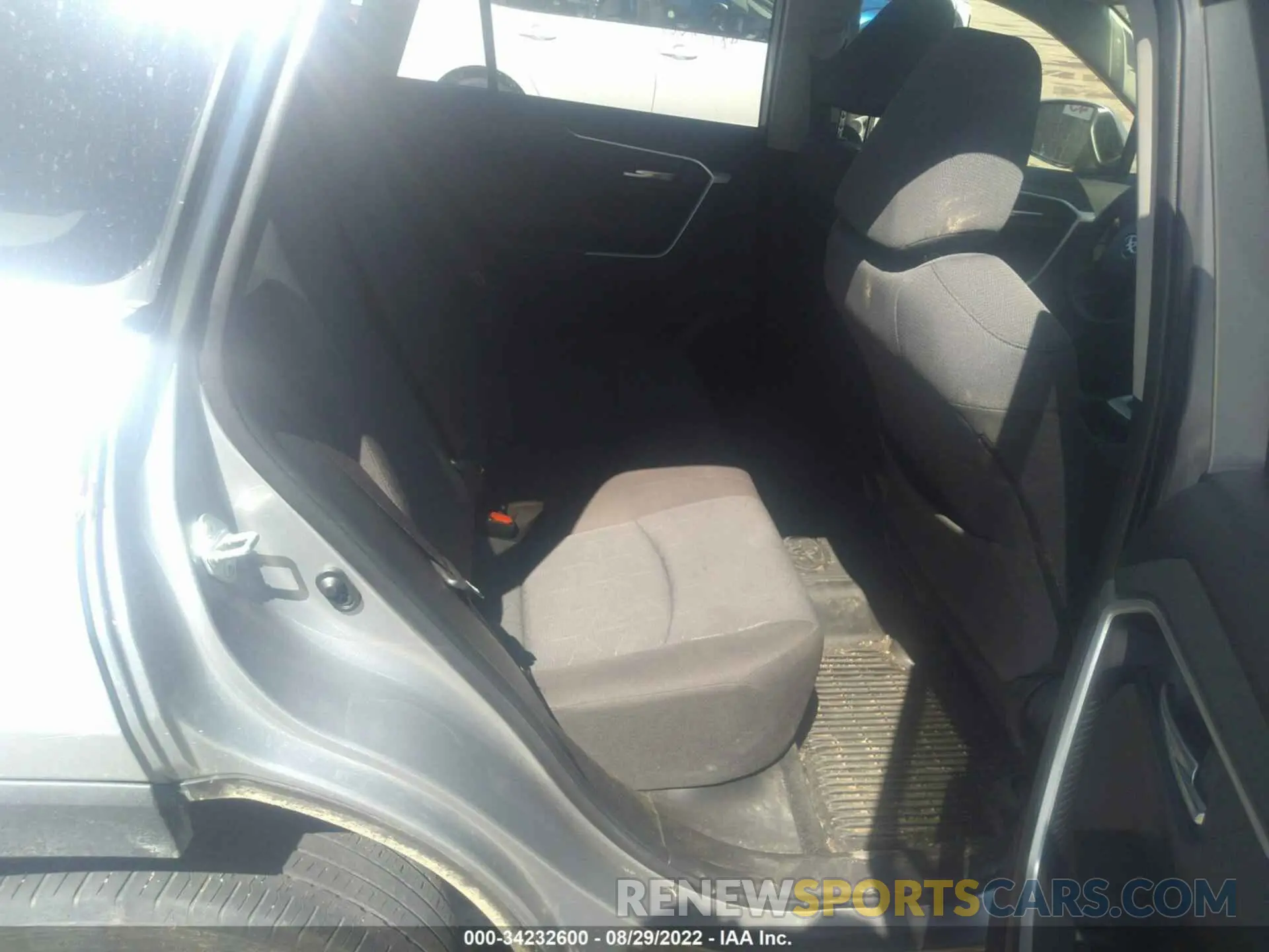 8 Photograph of a damaged car JTMP1RFV4LJ027249 TOYOTA RAV4 2020