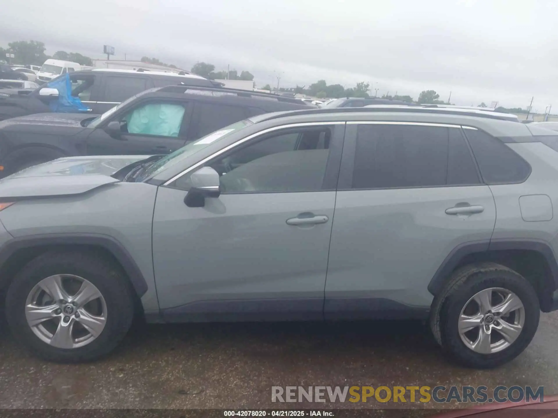 15 Photograph of a damaged car JTMP1RFV8LJ032079 TOYOTA RAV4 2020