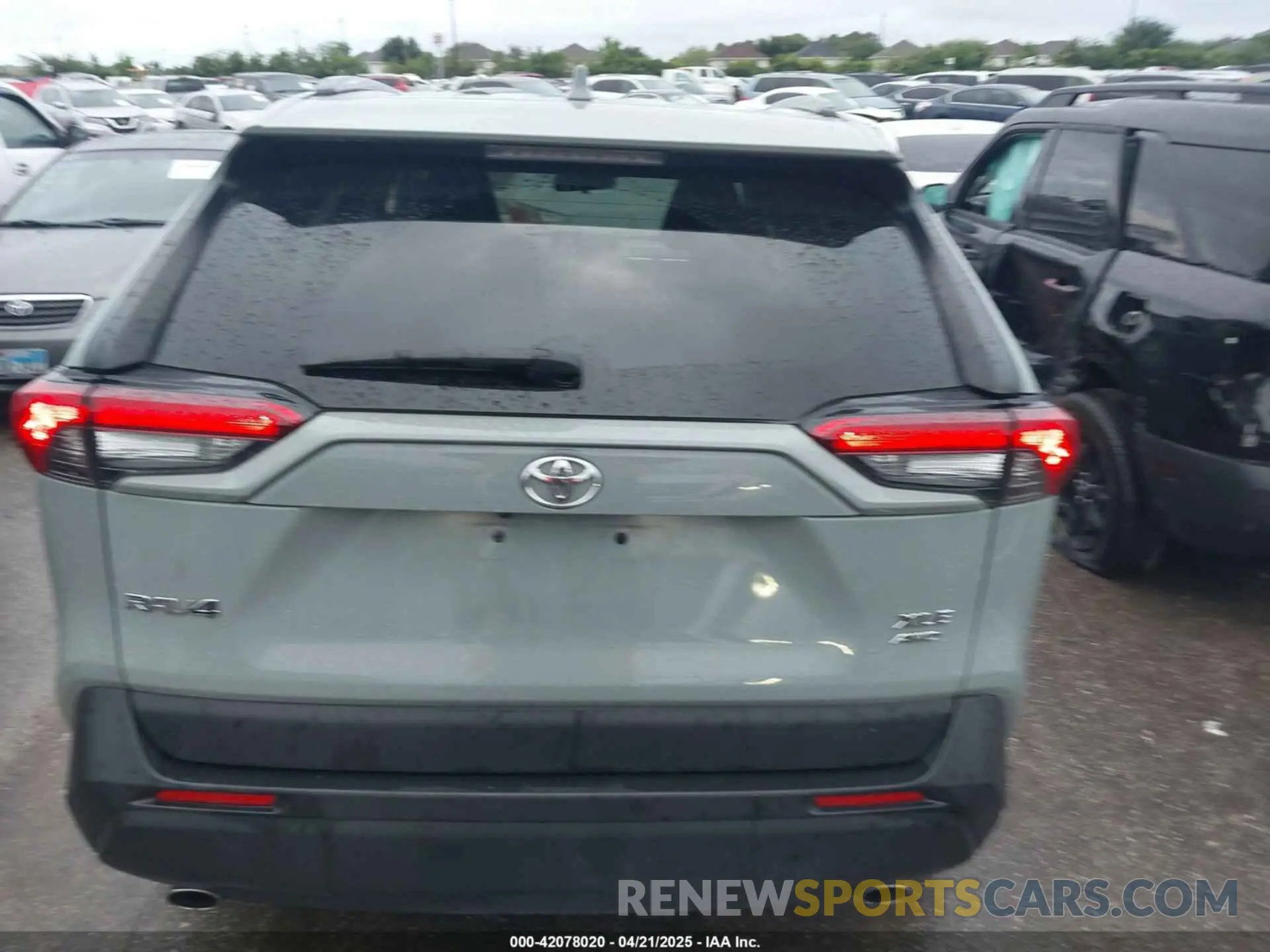 17 Photograph of a damaged car JTMP1RFV8LJ032079 TOYOTA RAV4 2020
