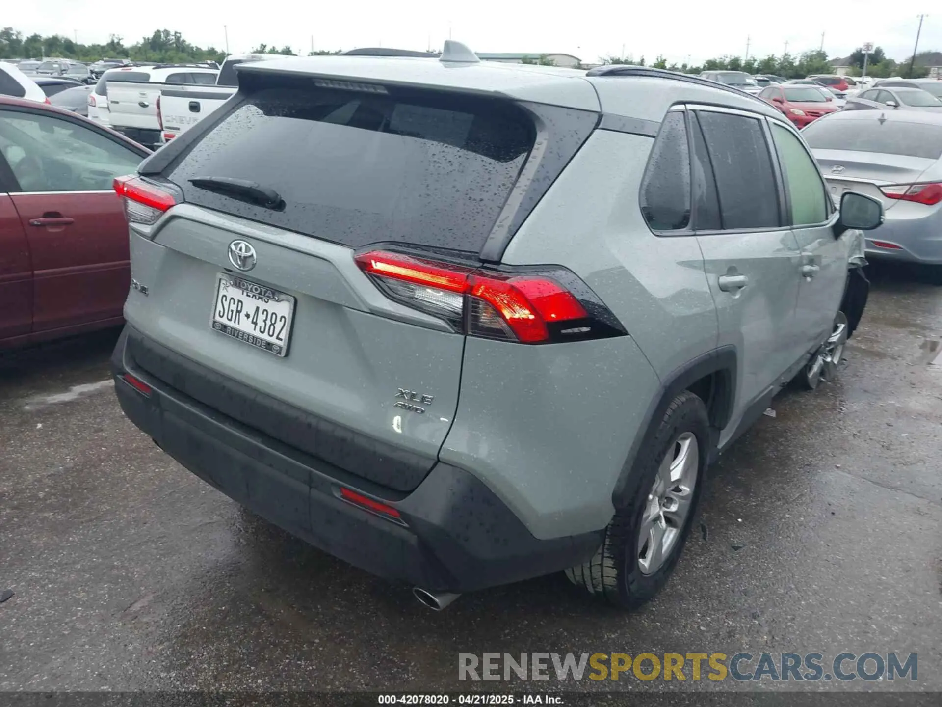 4 Photograph of a damaged car JTMP1RFV8LJ032079 TOYOTA RAV4 2020