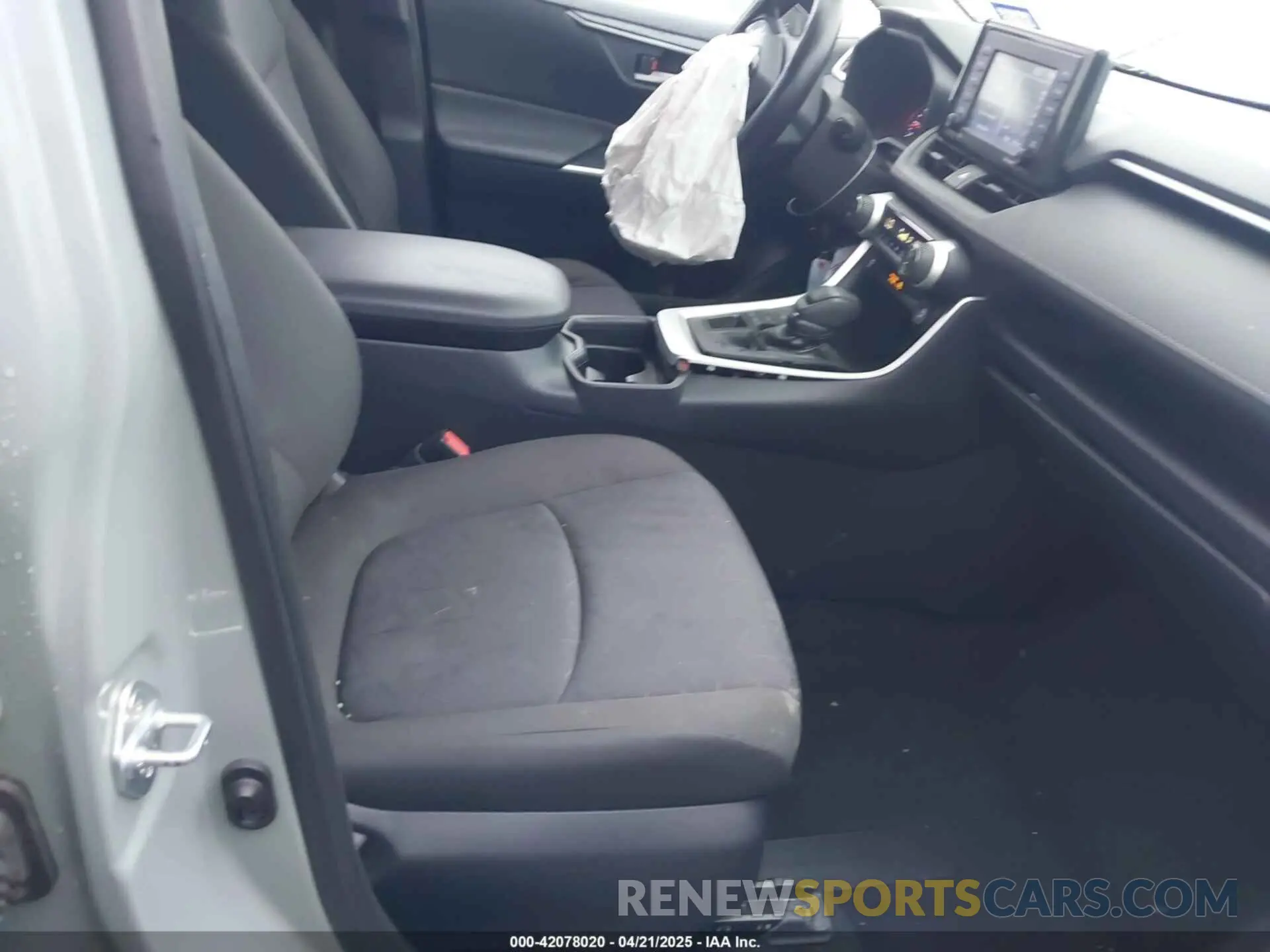 5 Photograph of a damaged car JTMP1RFV8LJ032079 TOYOTA RAV4 2020