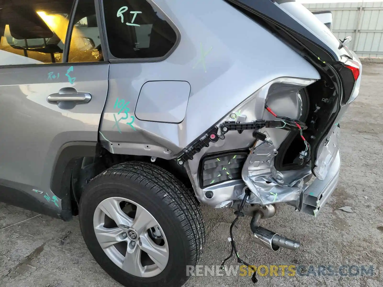 9 Photograph of a damaged car JTMRWRFV0LD066963 TOYOTA RAV4 2020