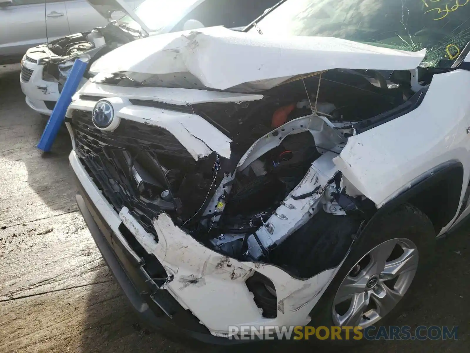 9 Photograph of a damaged car JTMRWRFV4LD060177 TOYOTA RAV4 2020