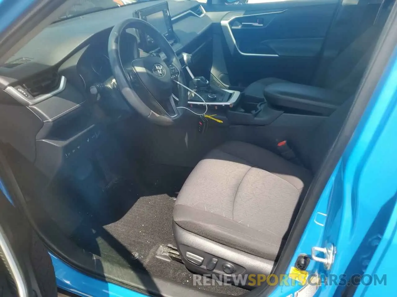 7 Photograph of a damaged car JTMRWRFV6LJ046444 TOYOTA RAV4 2020