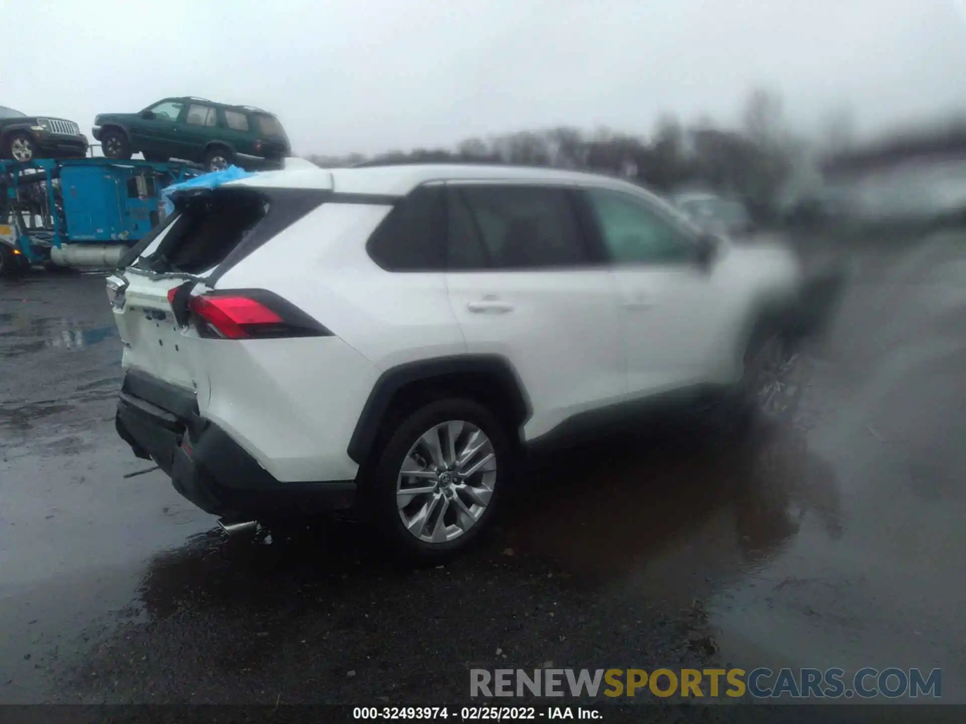 4 Photograph of a damaged car 2T3A1RFV0MW216733 TOYOTA RAV4 2021