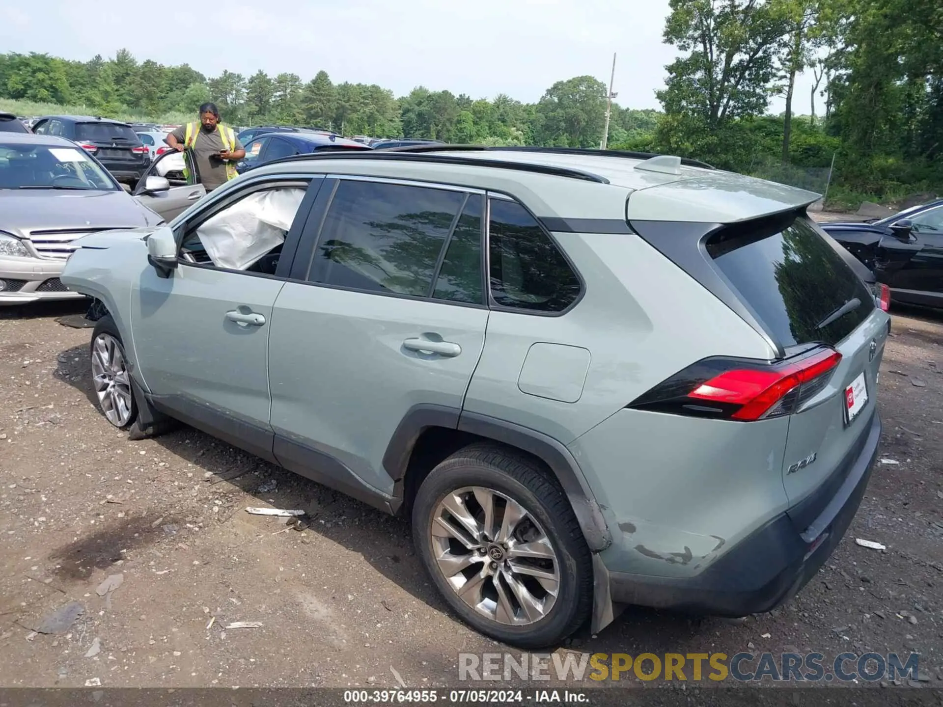 13 Photograph of a damaged car 2T3A1RFV3MW204995 TOYOTA RAV4 2021
