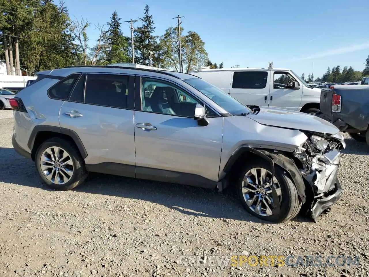 4 Photograph of a damaged car 2T3A1RFV5MC213621 TOYOTA RAV4 2021